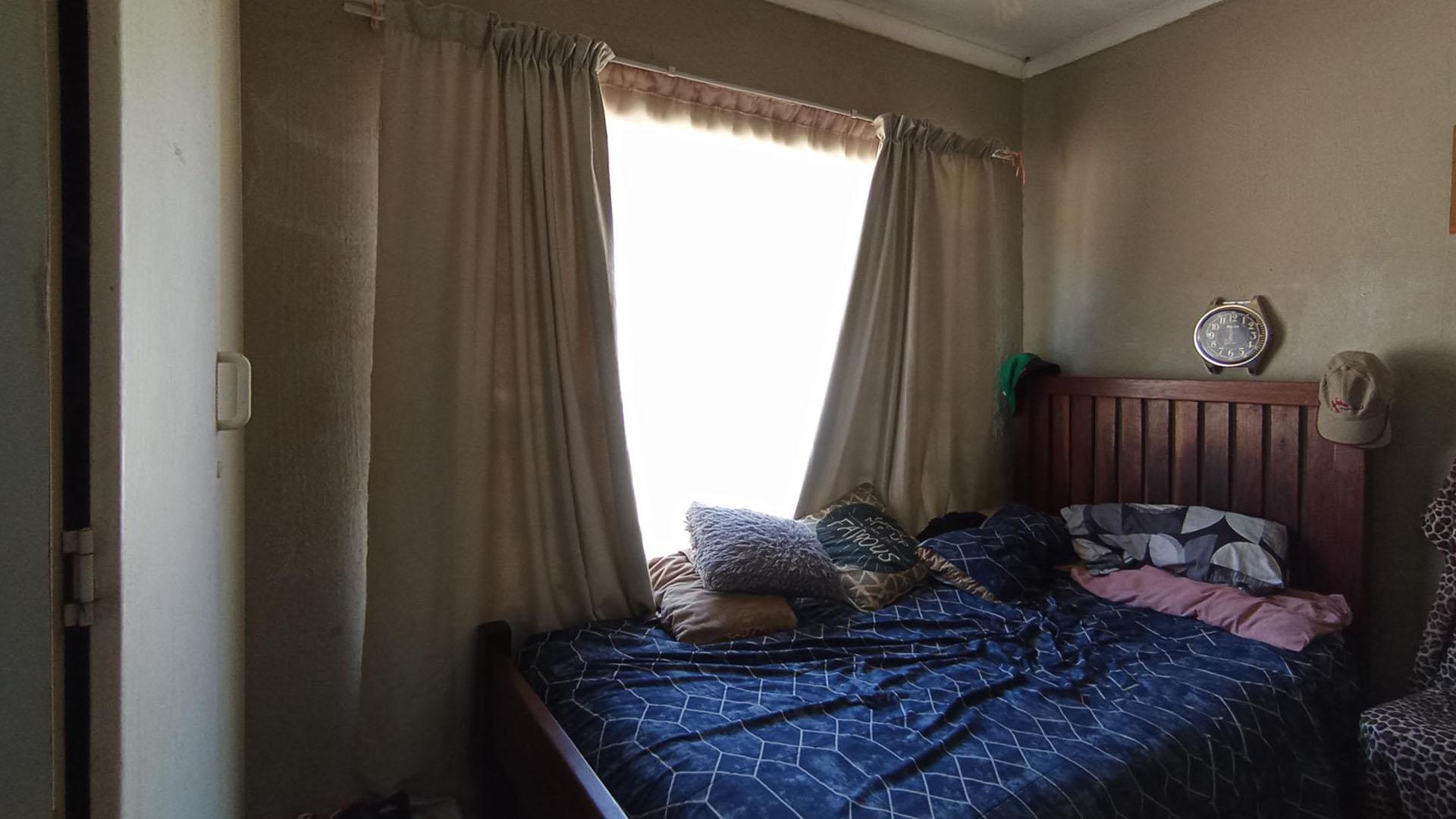 Bed Room 1 - 10 square meters of property in Garsfontein