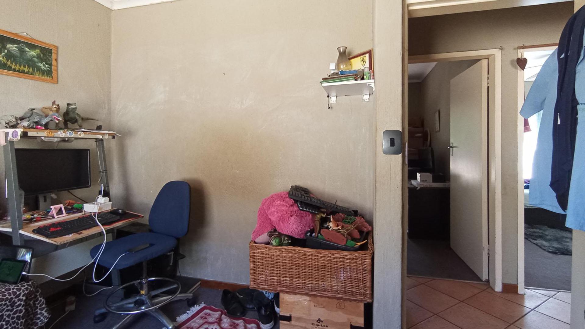 Bed Room 1 - 10 square meters of property in Garsfontein