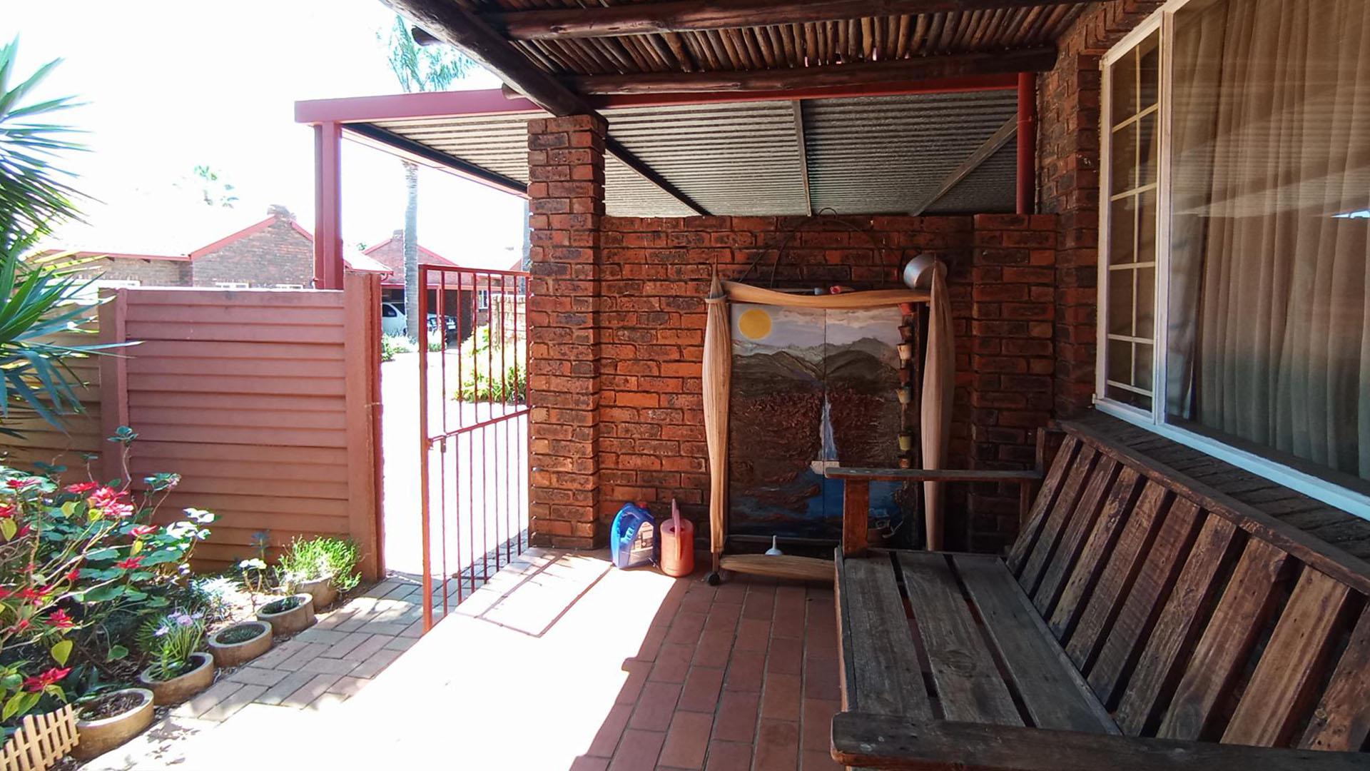 Patio - 11 square meters of property in Garsfontein