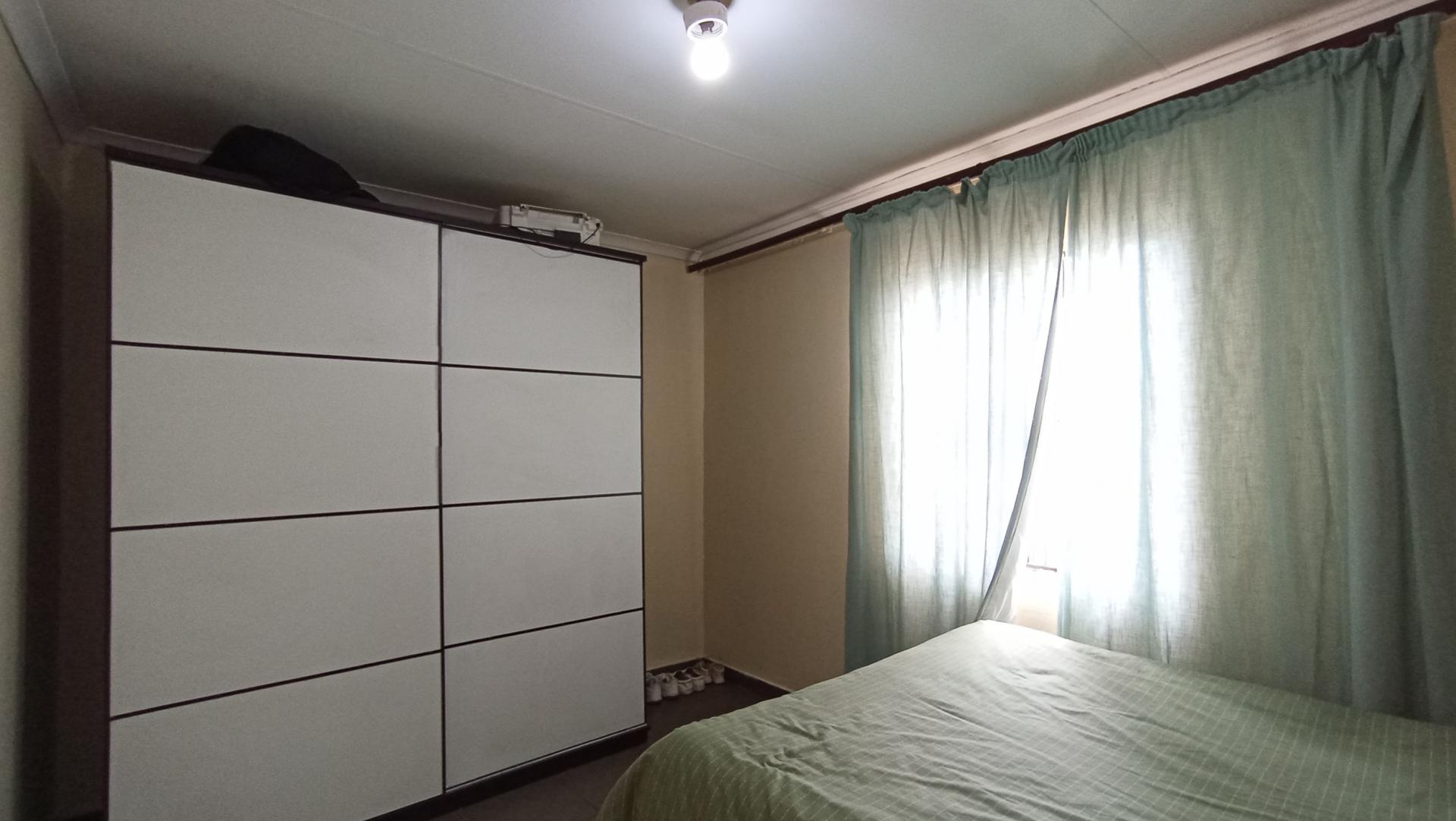 Bed Room 1 - 12 square meters of property in Windmill Park