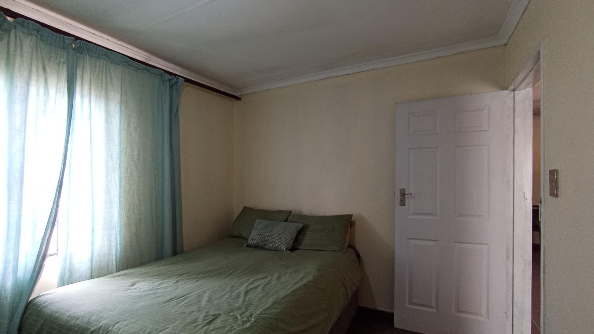 Bed Room 1 - 12 square meters of property in Windmill Park