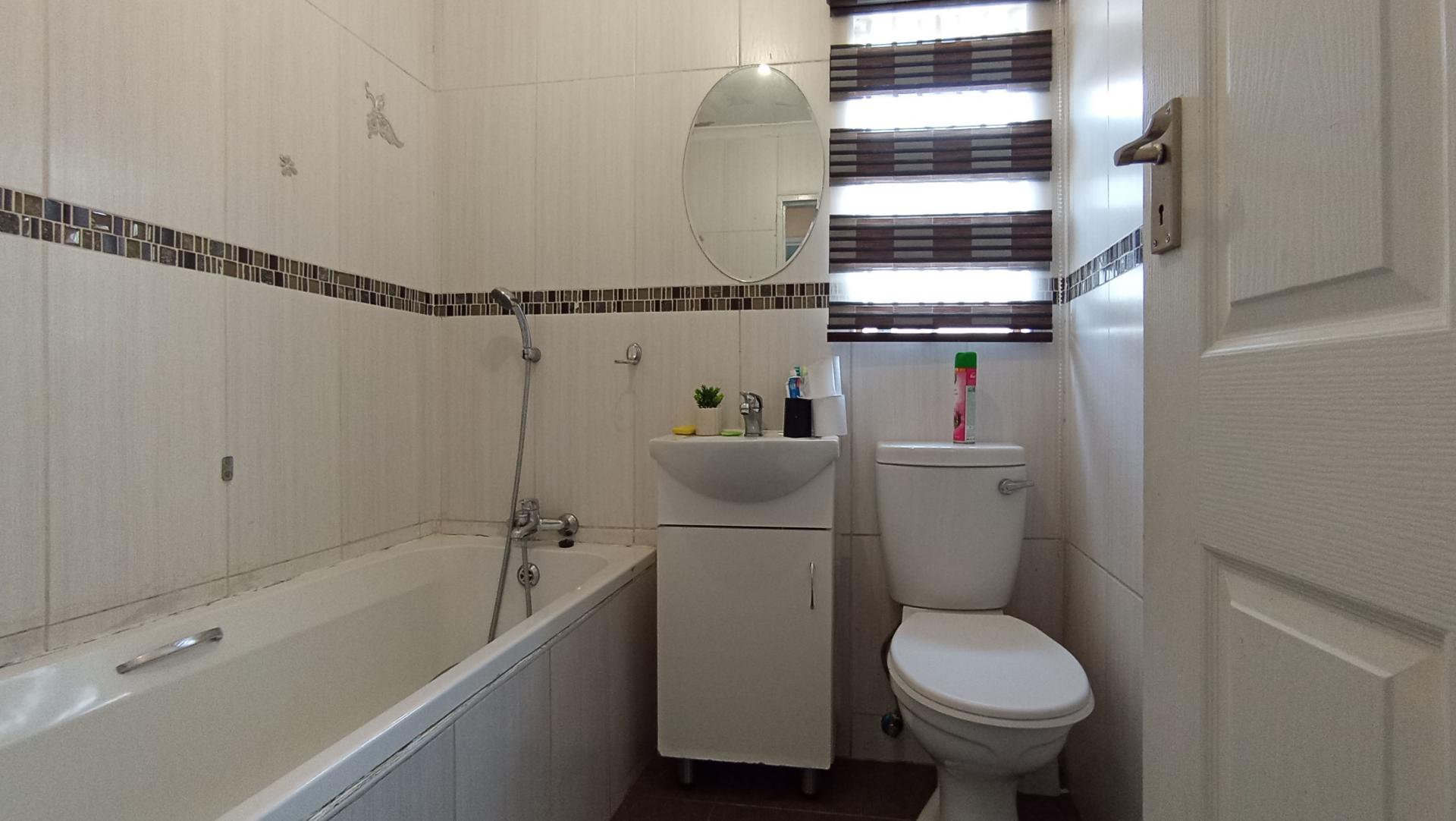 Bathroom 1 - 4 square meters of property in Windmill Park