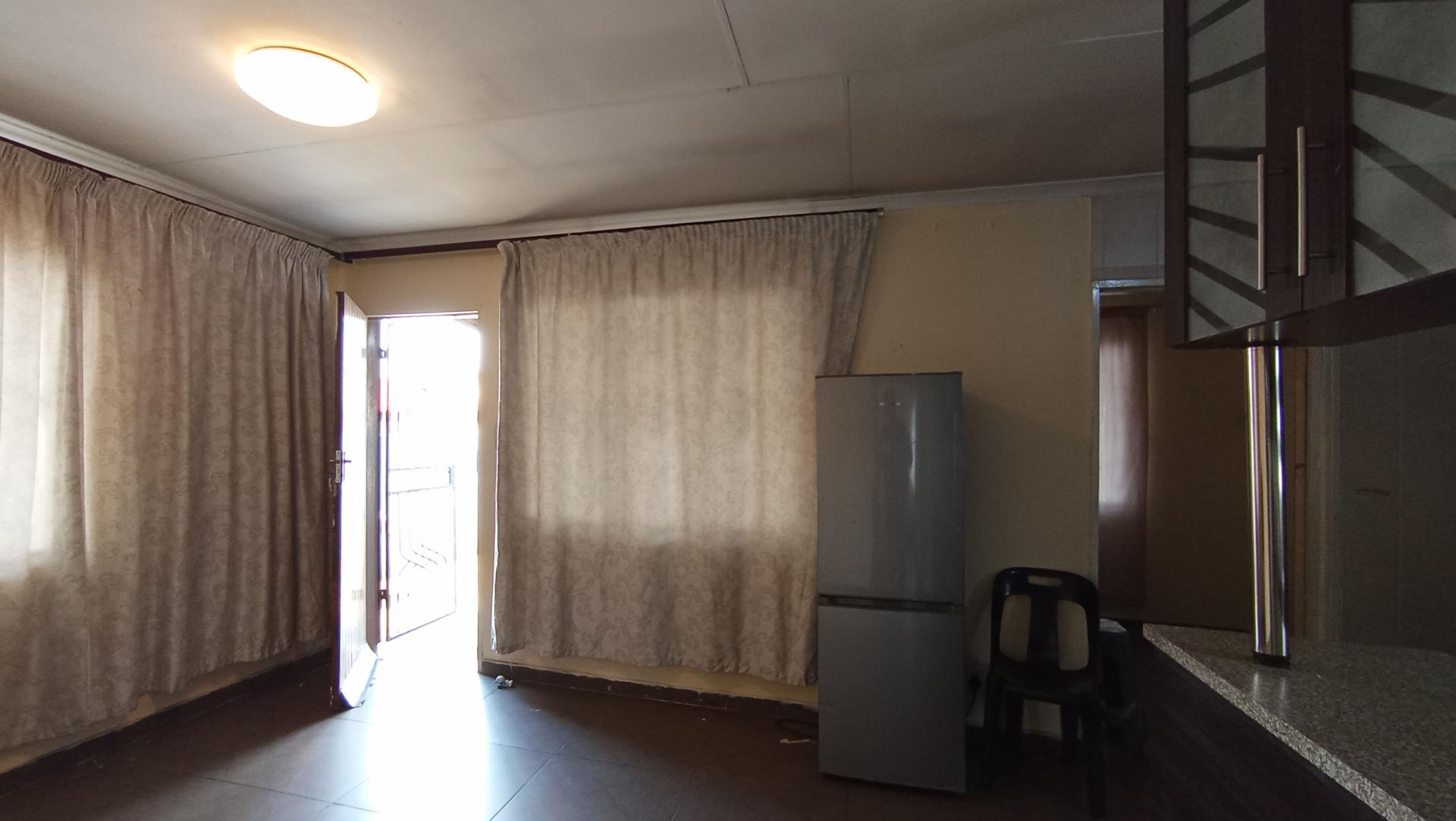 Lounges - 16 square meters of property in Windmill Park