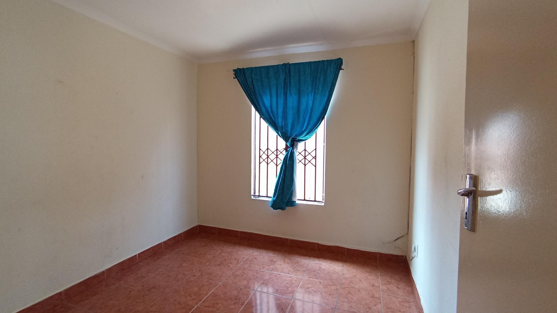 Bed Room 1 - 10 square meters of property in Soshanguve
