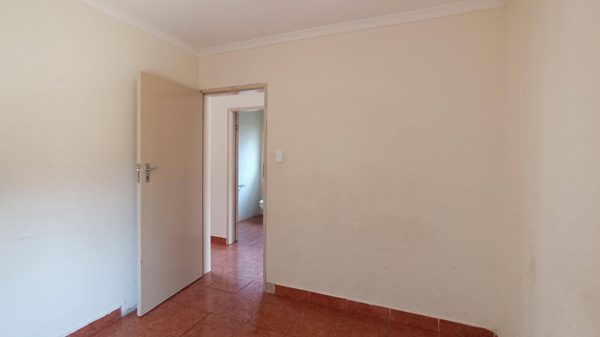 Bed Room 1 - 10 square meters of property in Soshanguve