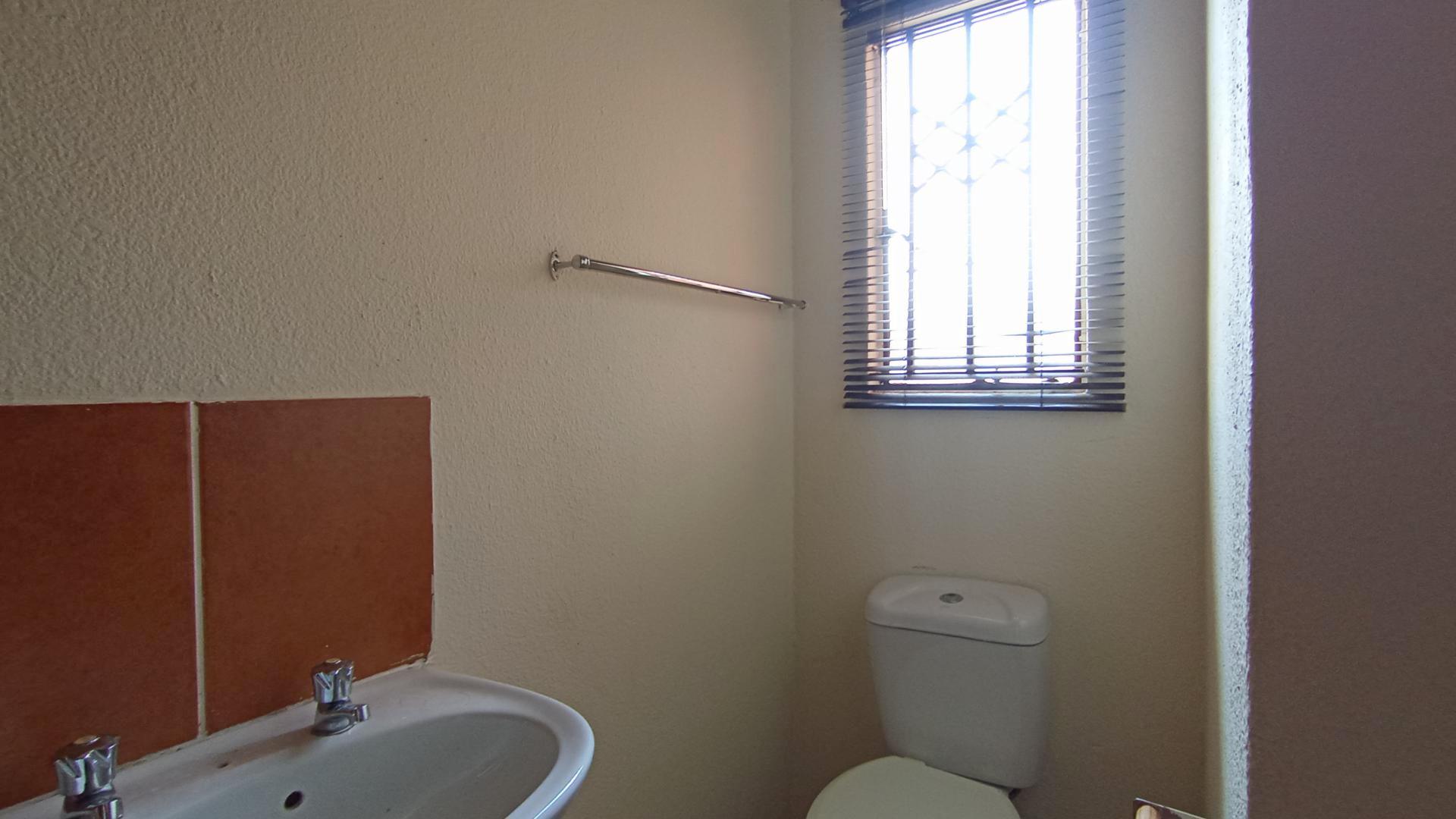Main Bathroom - 3 square meters of property in Soshanguve