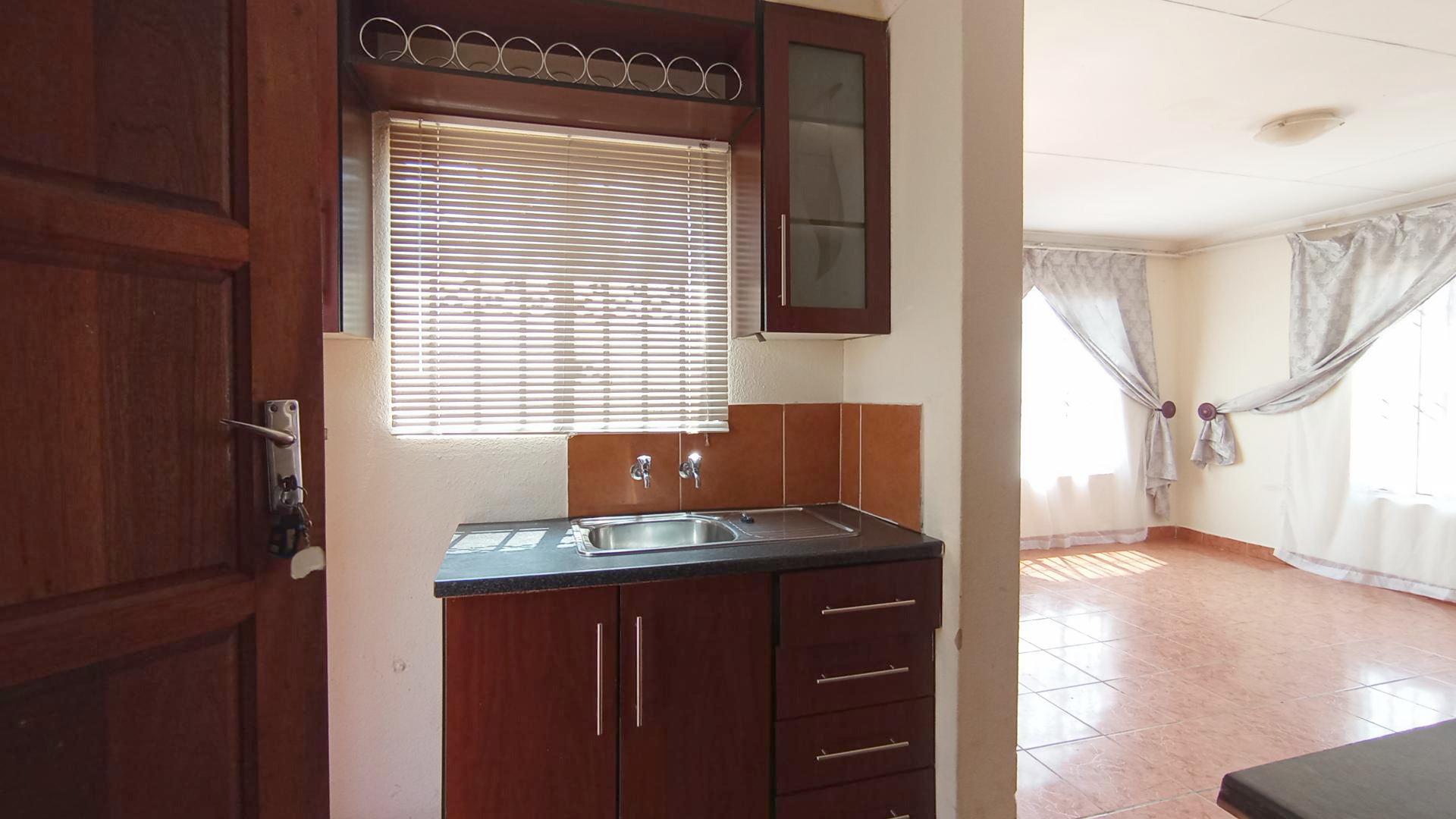 Kitchen - 7 square meters of property in Soshanguve