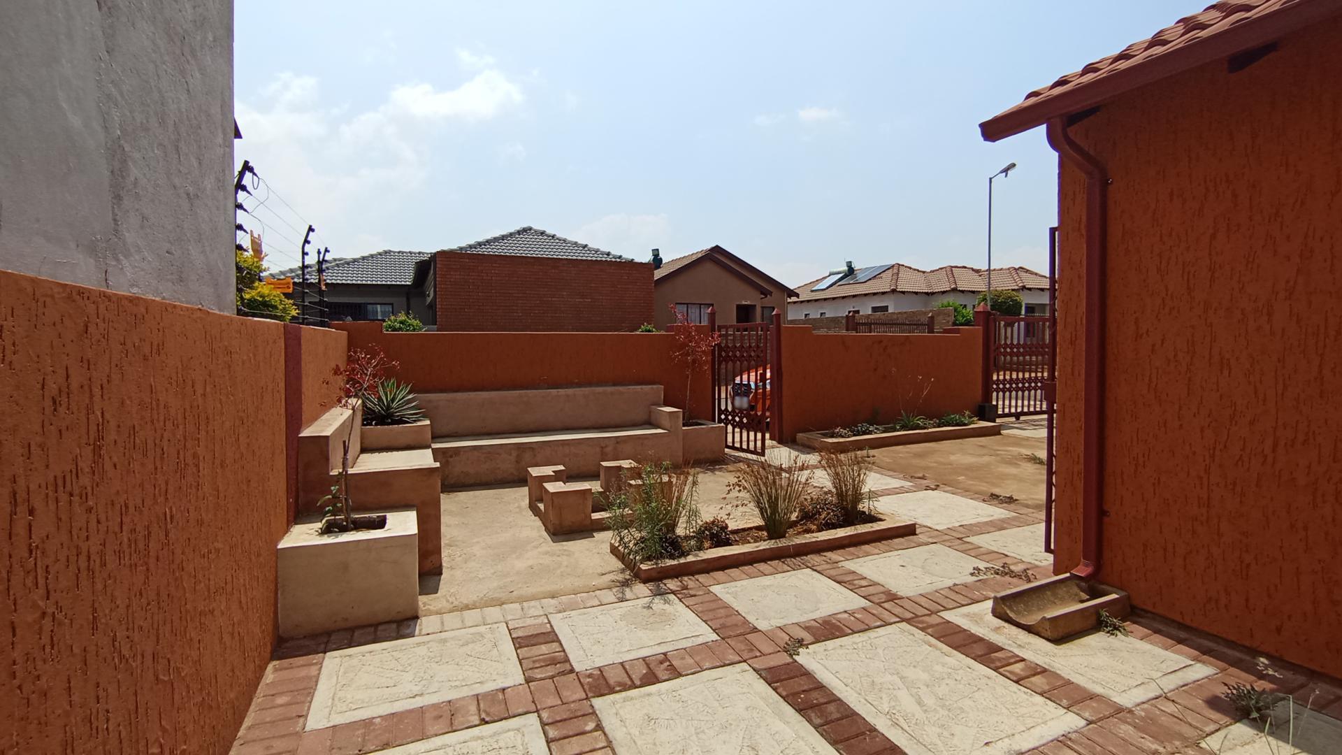 Front View of property in Soshanguve
