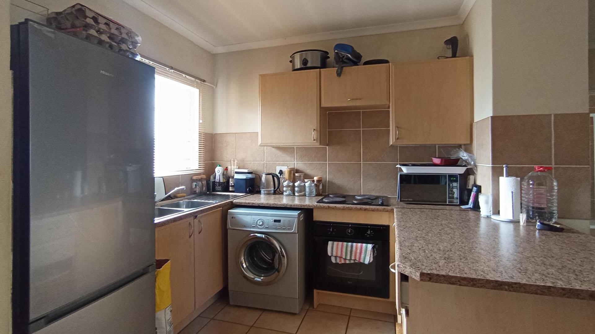 Kitchen - 10 square meters of property in Annlin West