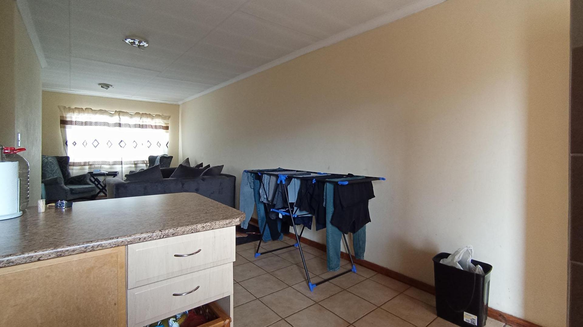 Kitchen - 10 square meters of property in Annlin West
