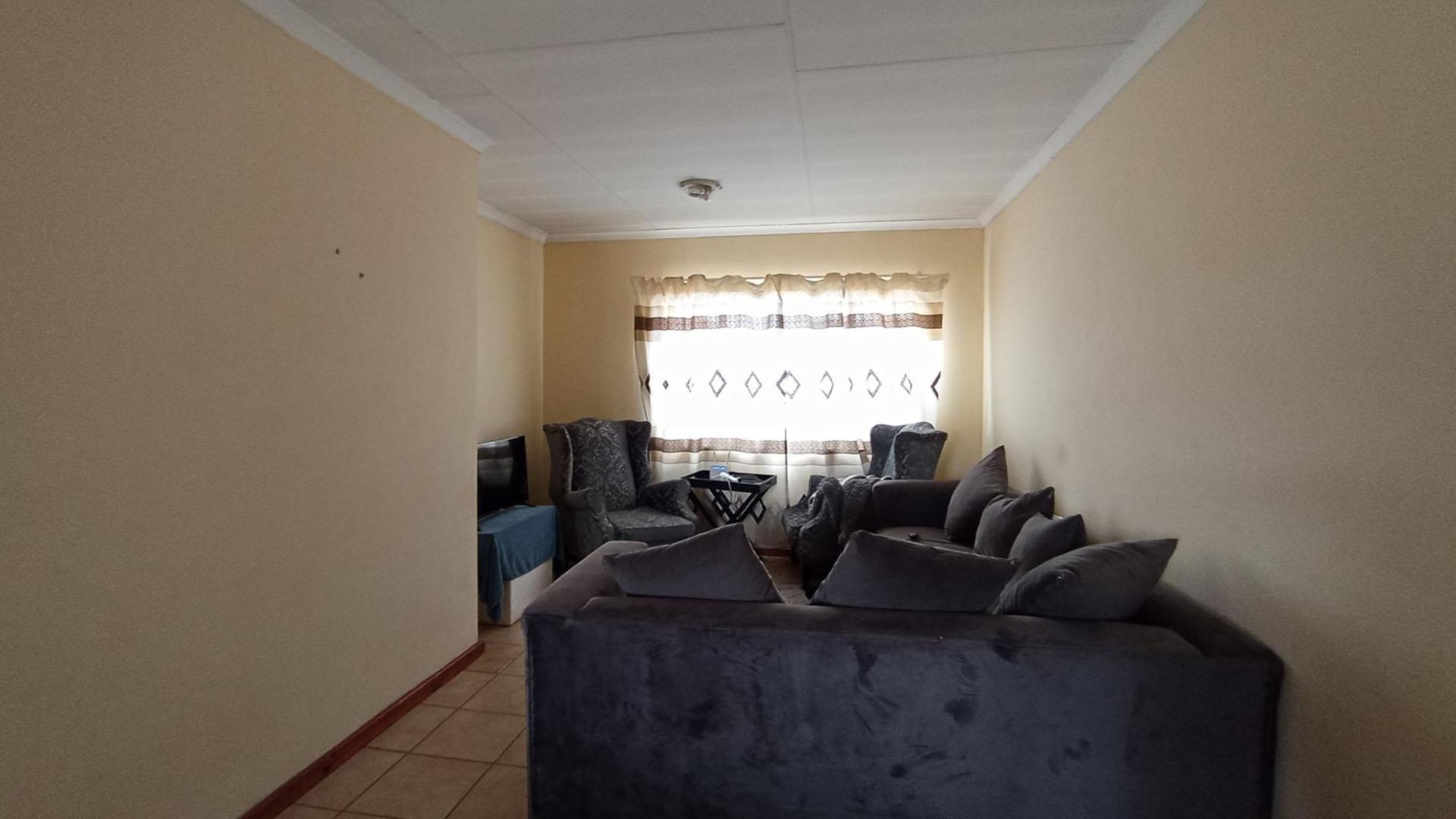 Lounges - 20 square meters of property in Annlin West