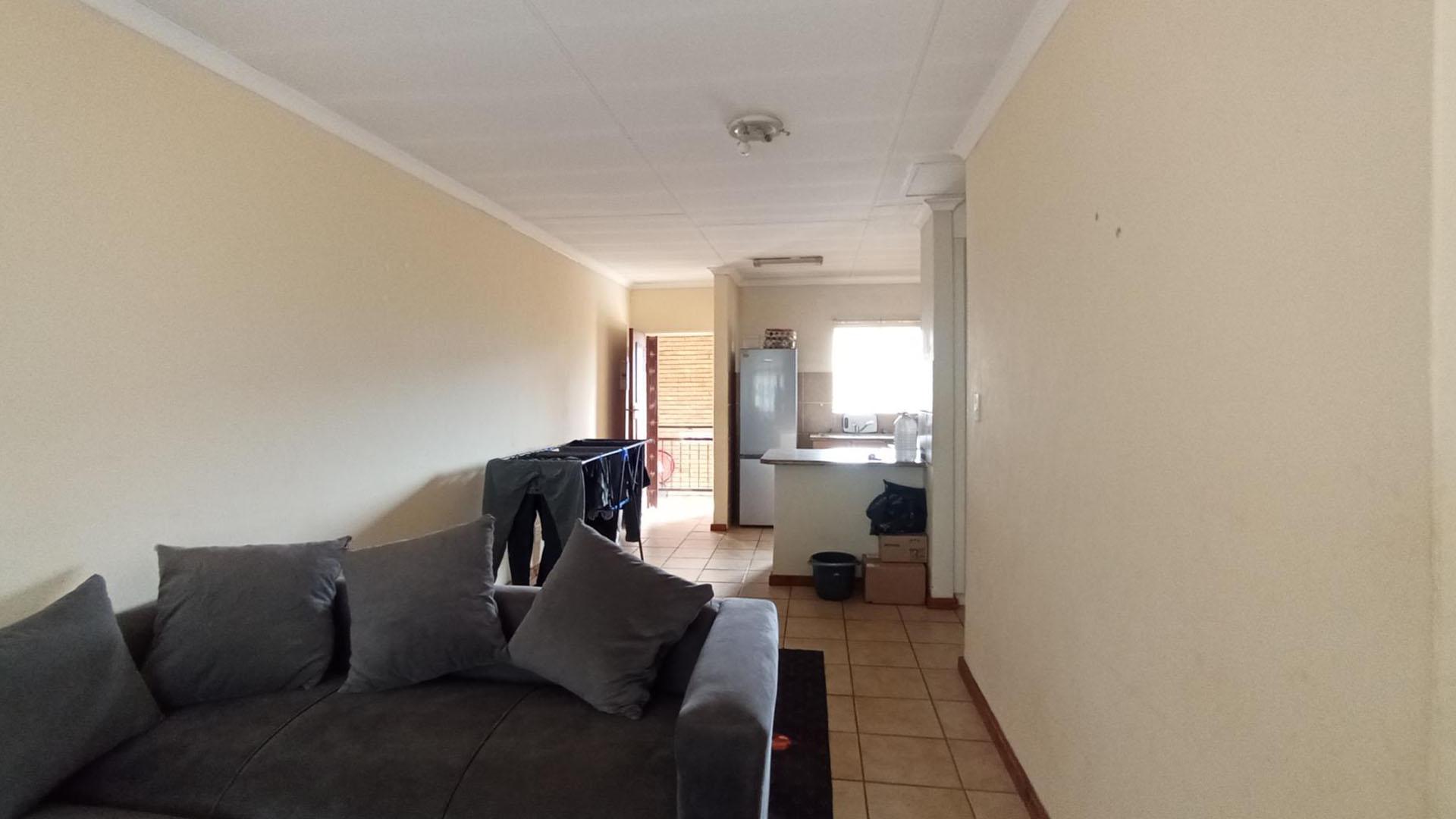 Lounges - 20 square meters of property in Annlin West