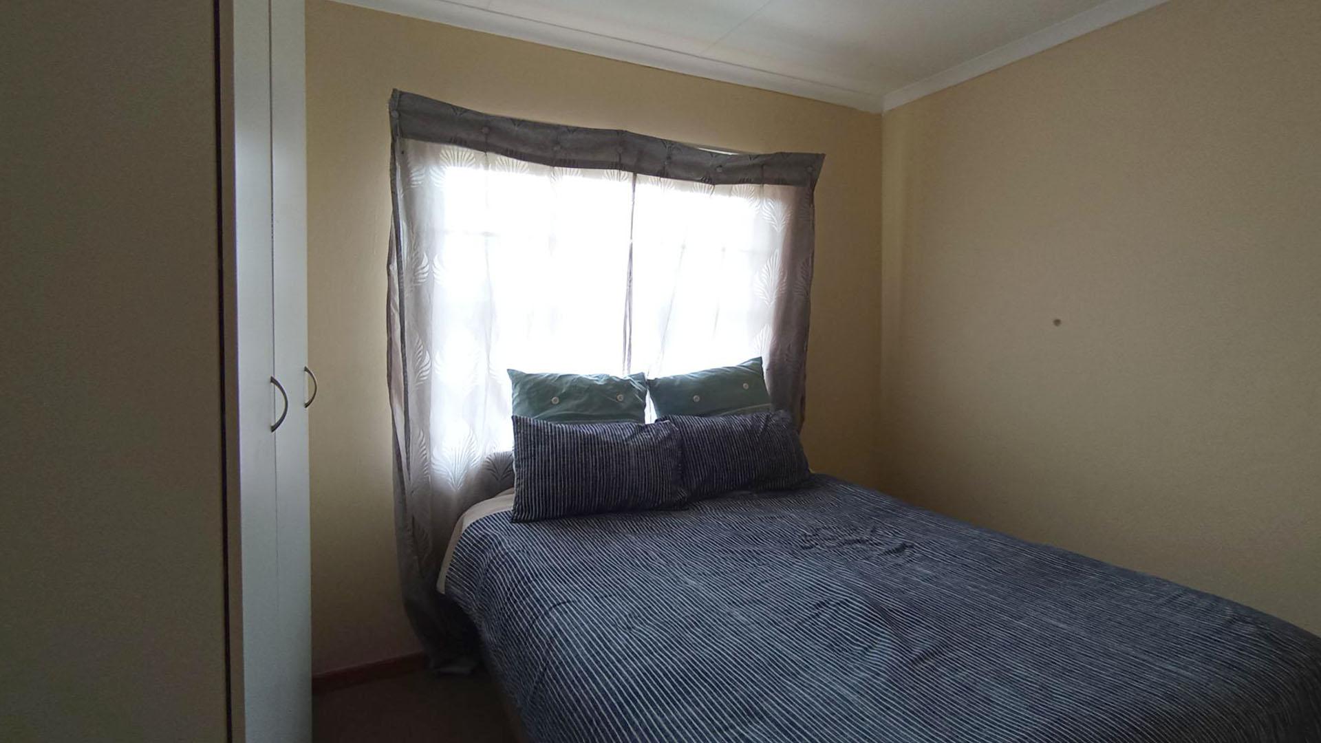 Bed Room 1 - 11 square meters of property in Annlin West