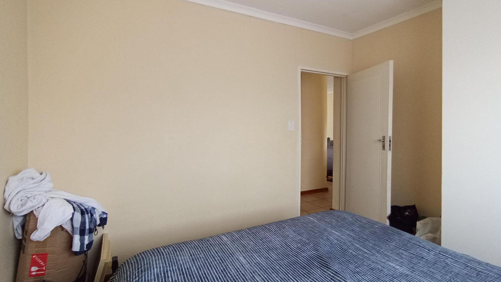 Bed Room 1 - 11 square meters of property in Annlin West