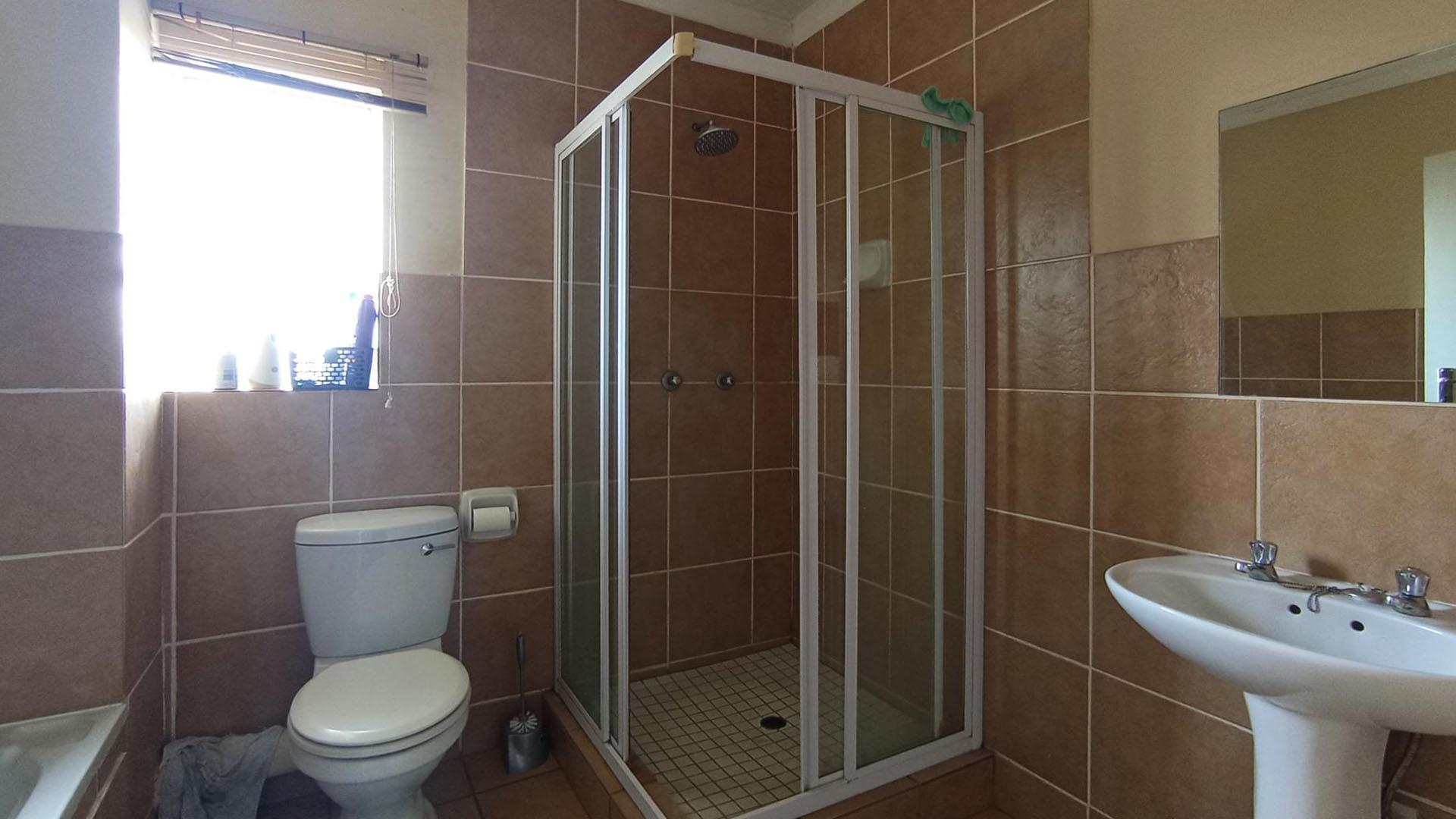 Bathroom 1 - 6 square meters of property in Annlin West