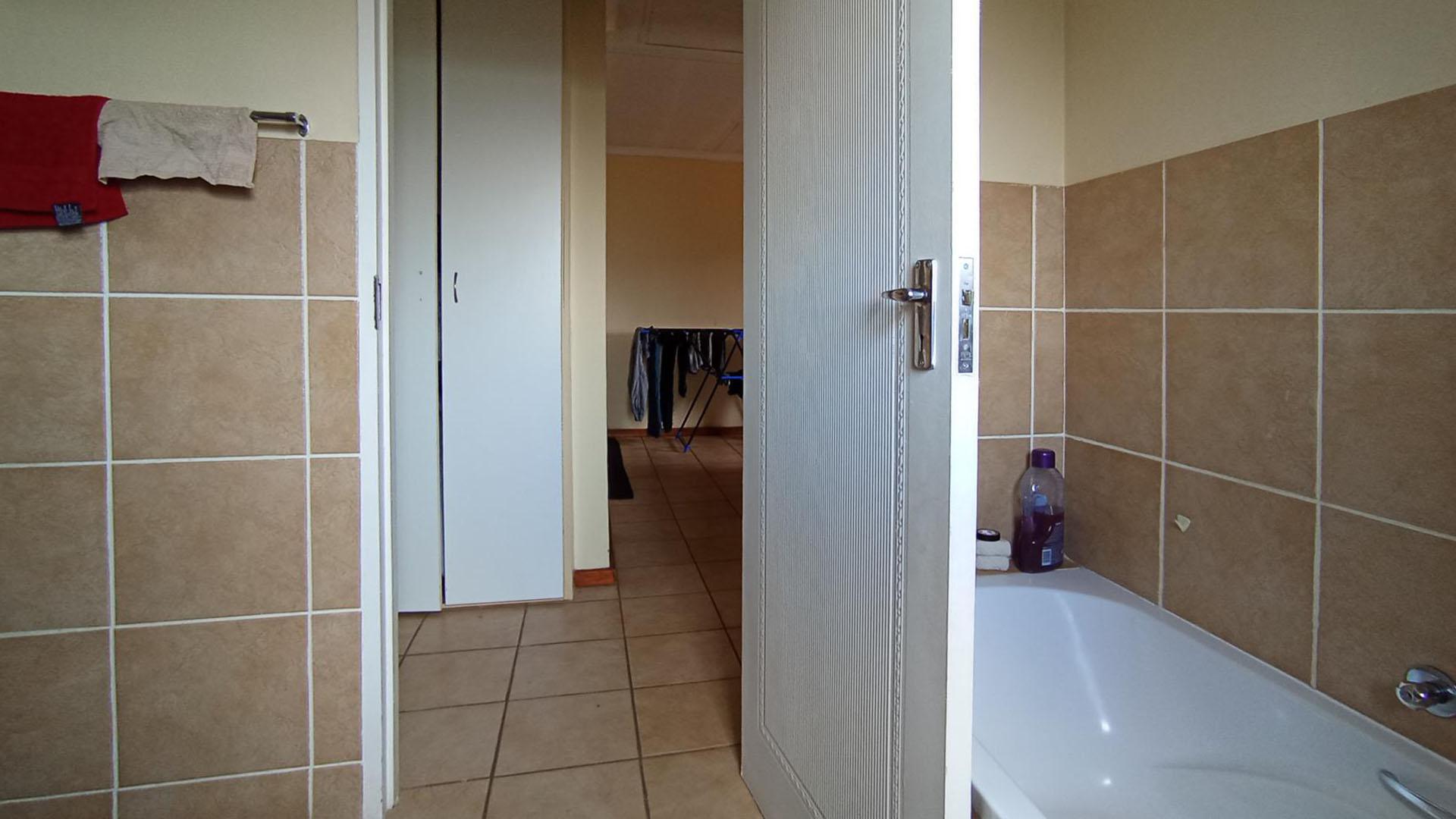 Bathroom 1 - 6 square meters of property in Annlin West