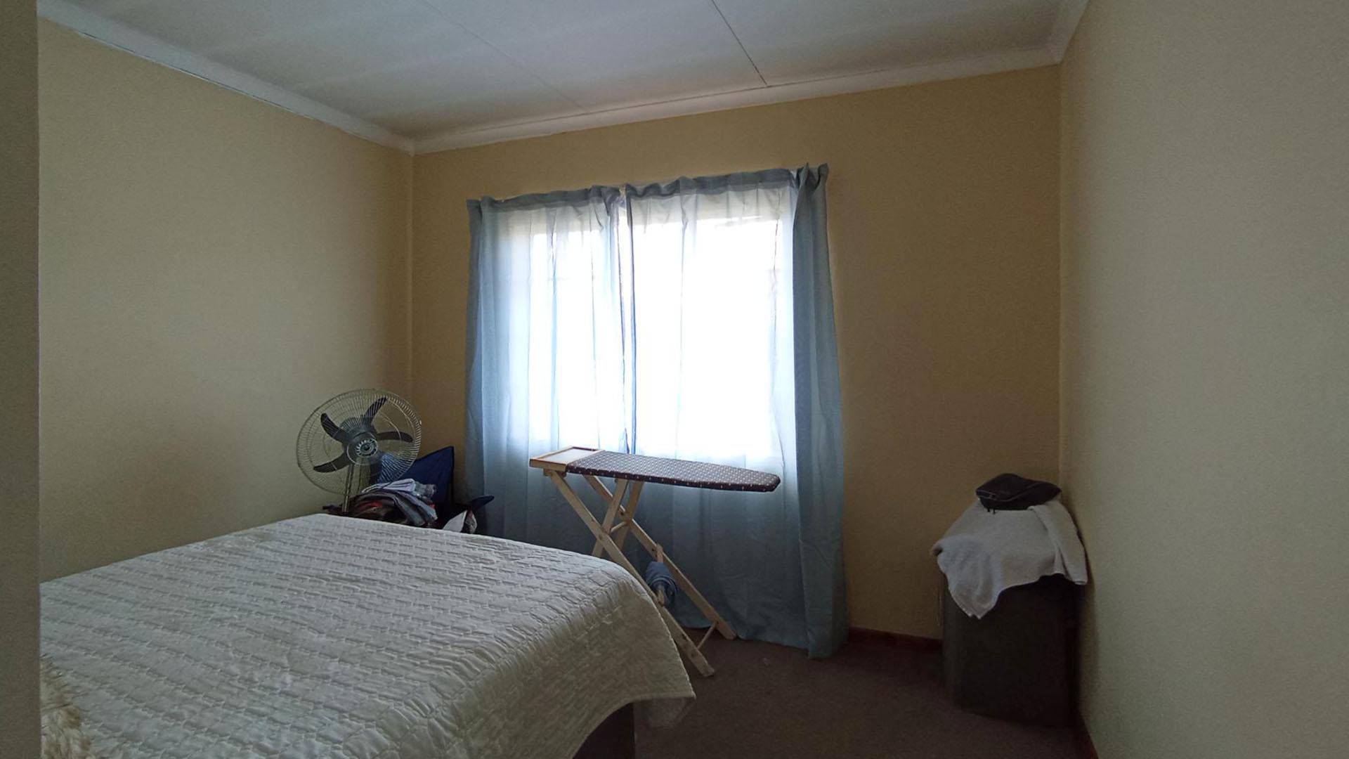 Bed Room 2 - 11 square meters of property in Annlin West