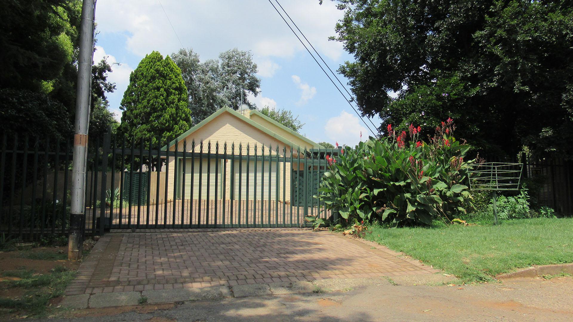 Front View of property in Greenhills