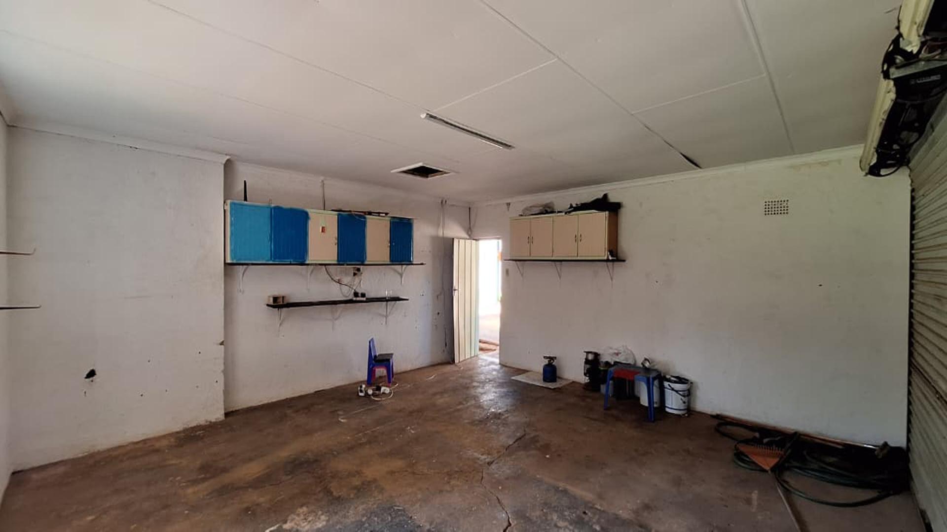 Garage - 54 square meters of property in Greenhills