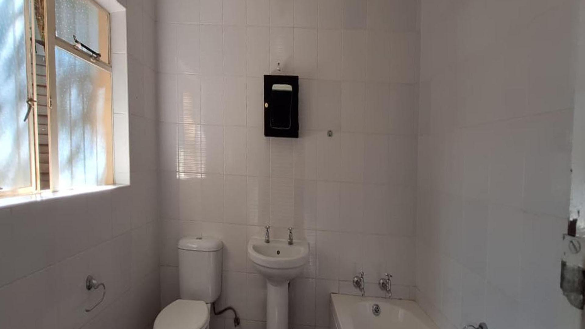 Staff Bathroom - 5 square meters of property in Greenhills