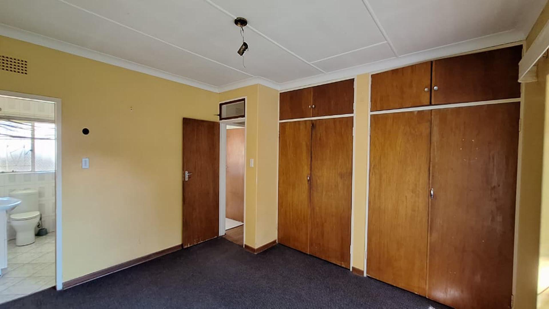 Main Bedroom - 23 square meters of property in Greenhills