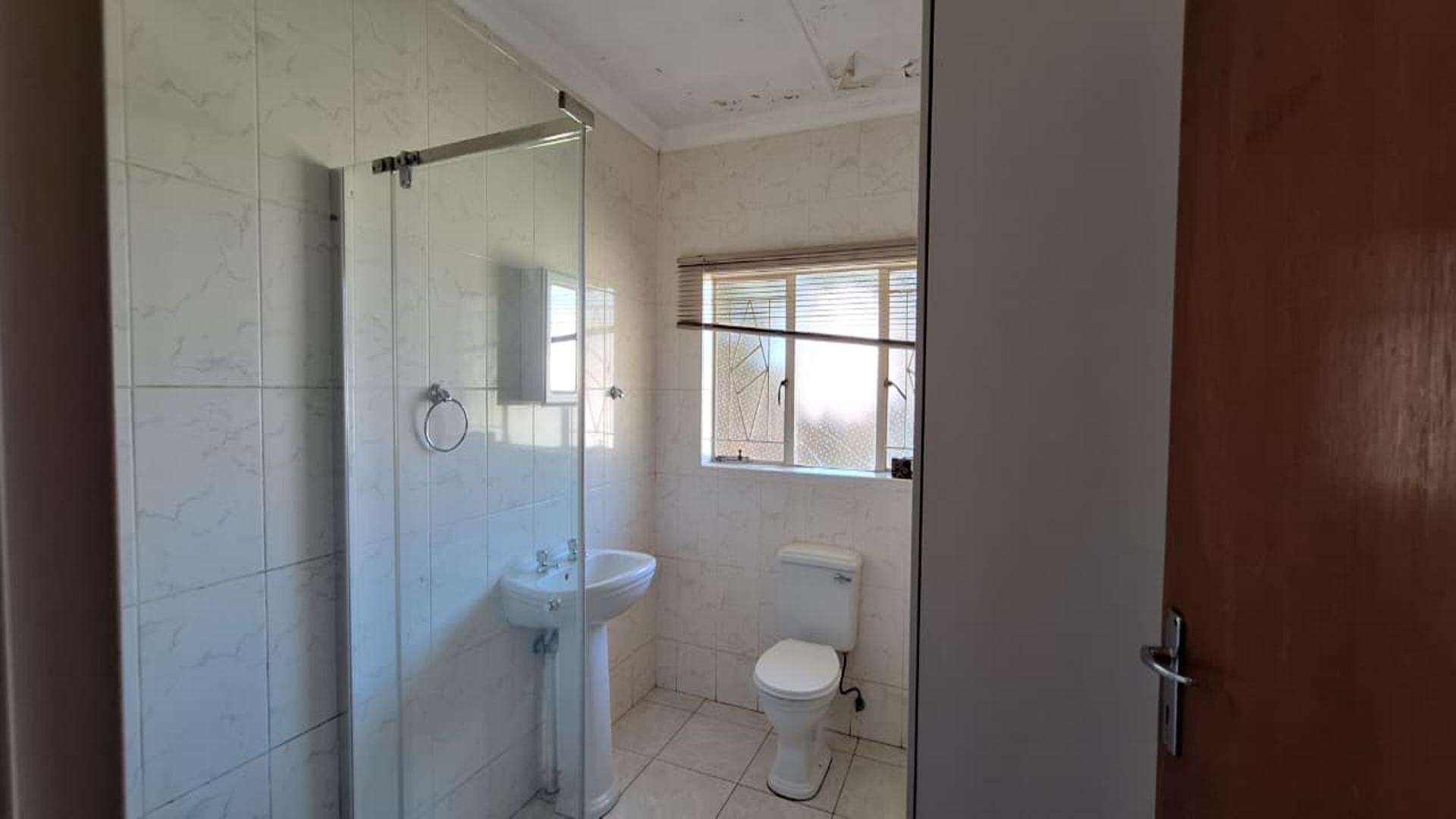 Bathroom 1 - 7 square meters of property in Greenhills