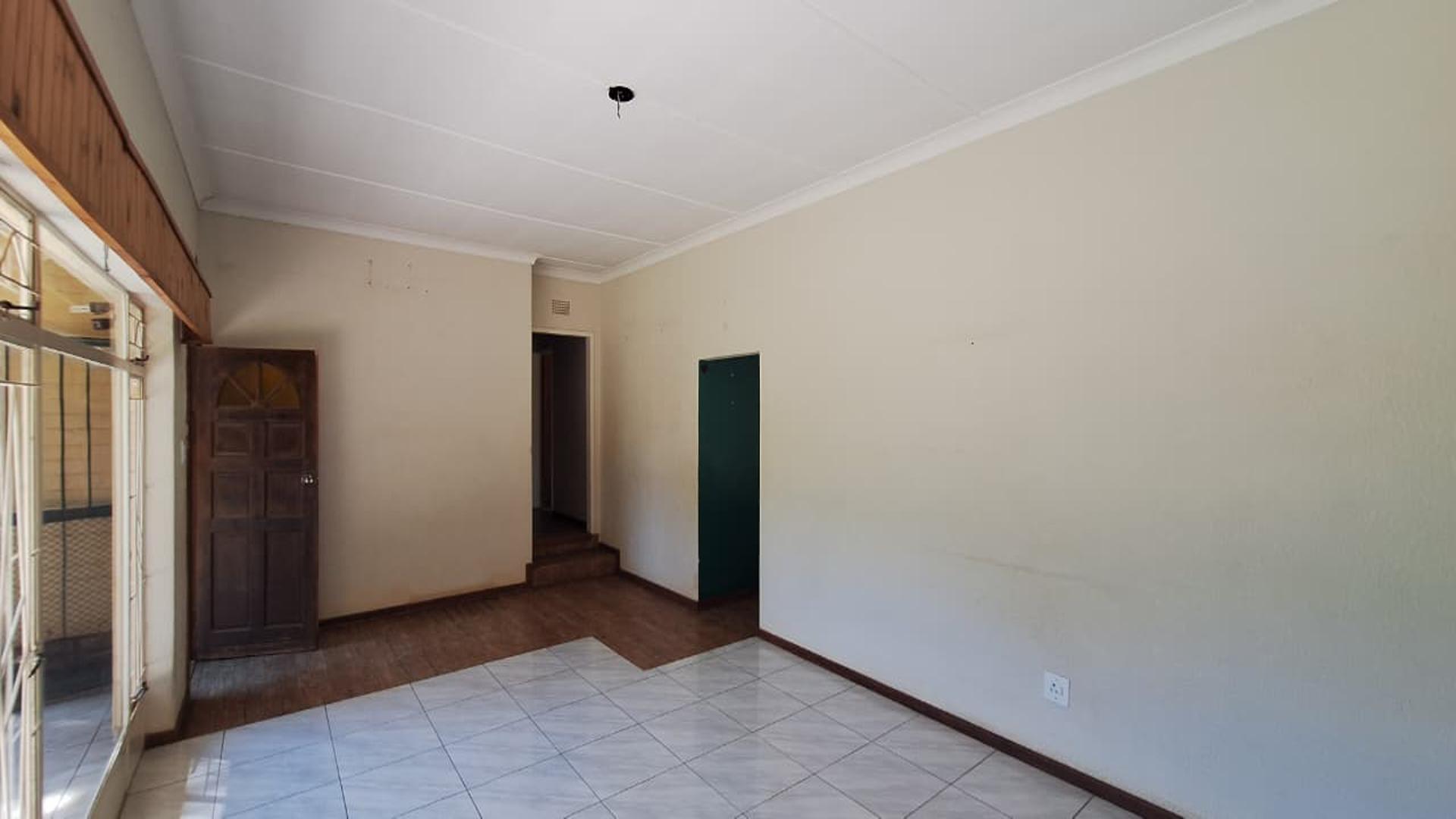 Lounges - 33 square meters of property in Greenhills