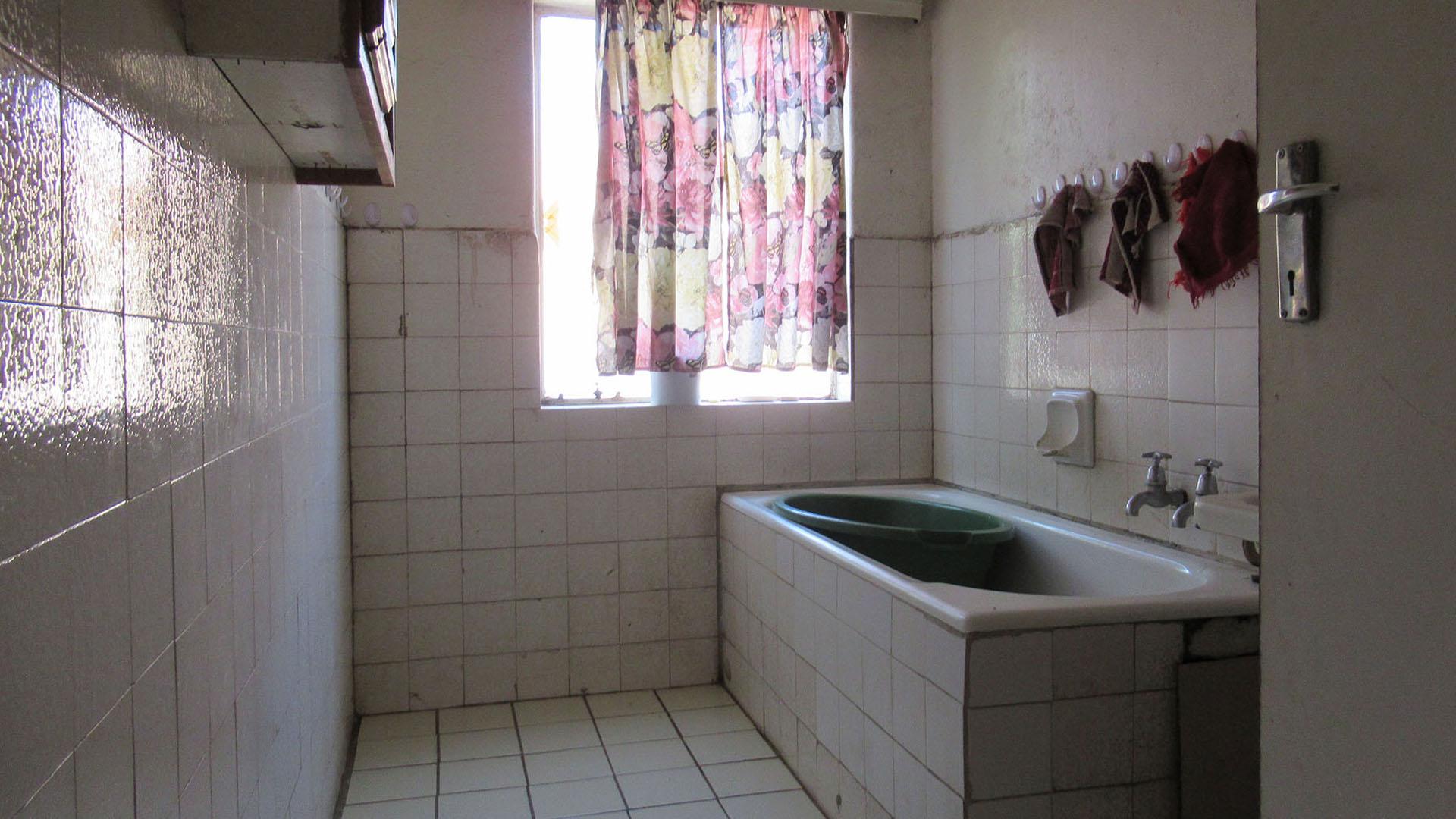 Bathroom 1 - 6 square meters of property in Luipaardsvlei