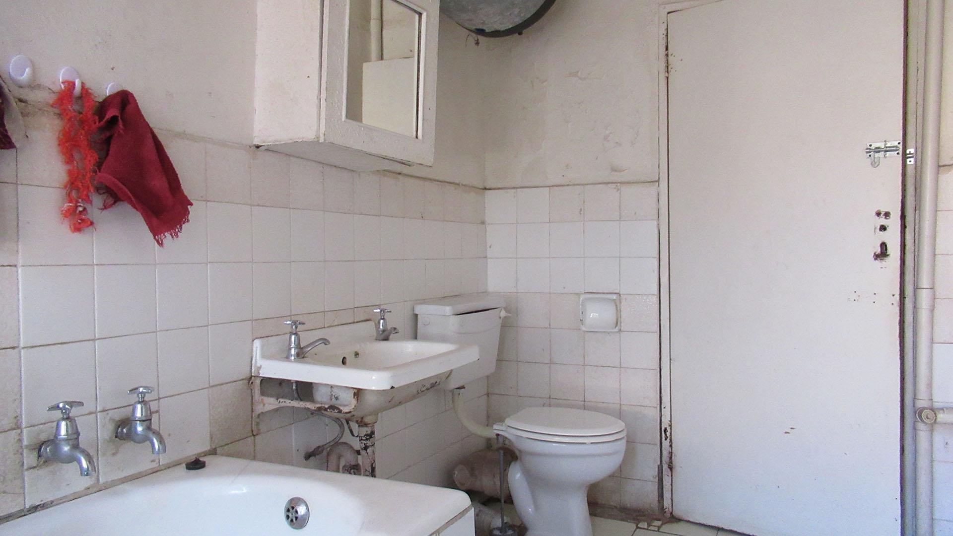 Bathroom 1 - 6 square meters of property in Luipaardsvlei