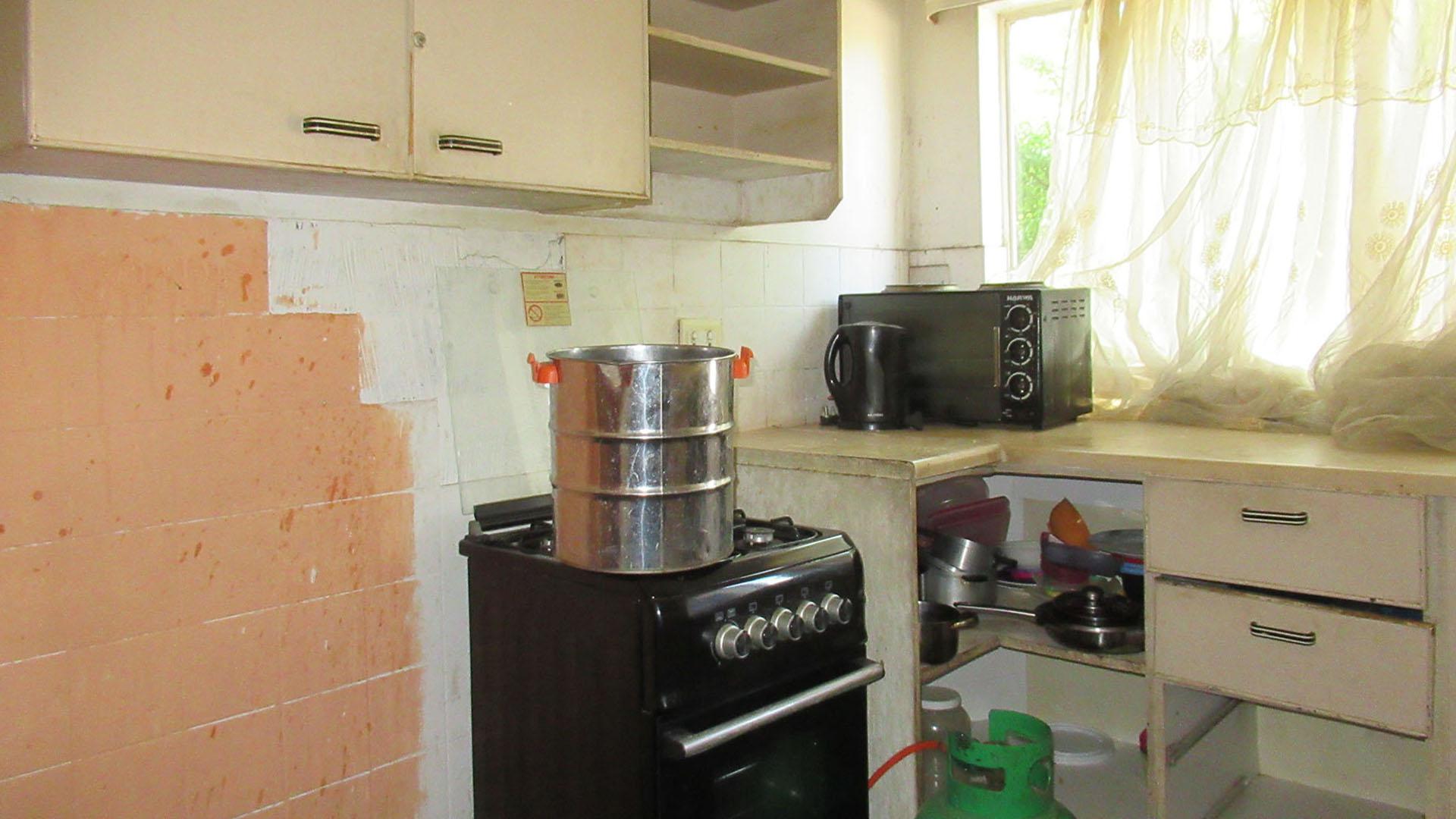 Kitchen - 8 square meters of property in Luipaardsvlei