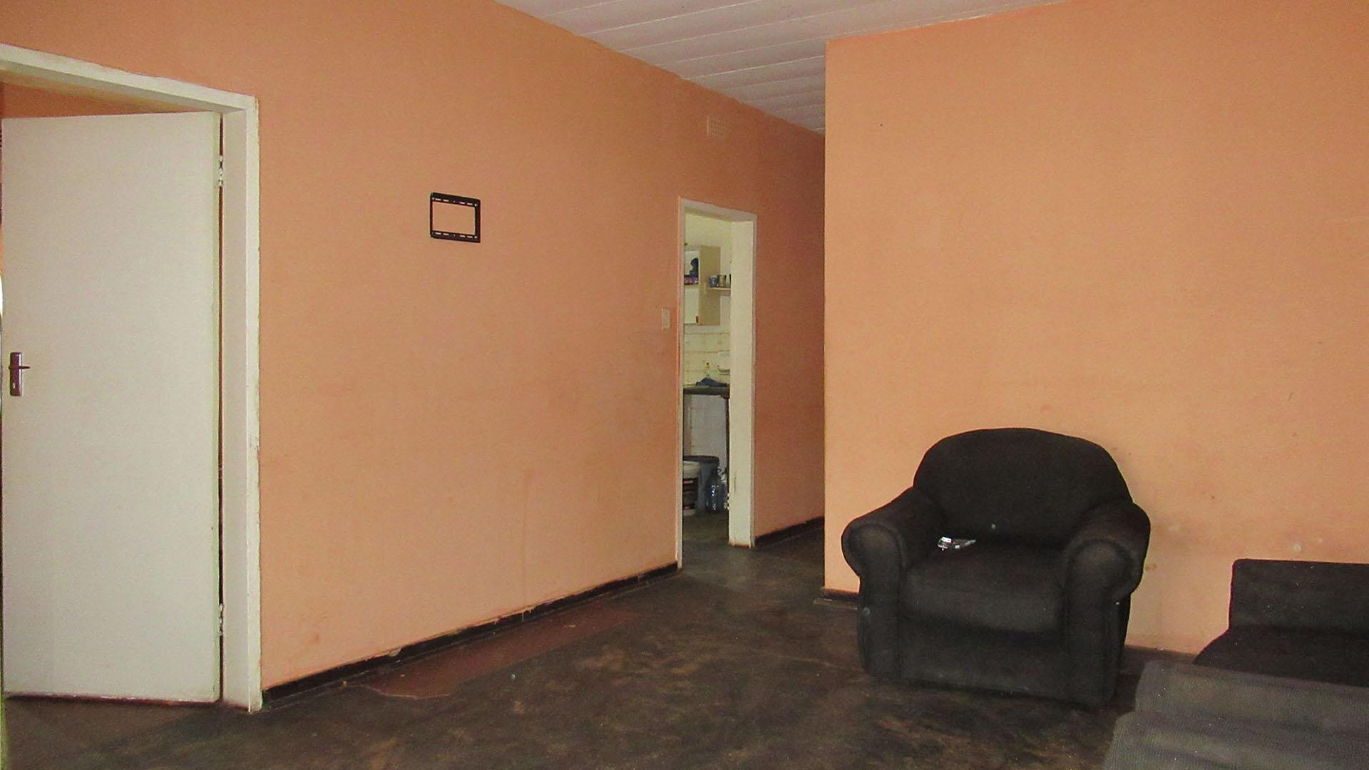 Lounges - 9 square meters of property in Luipaardsvlei