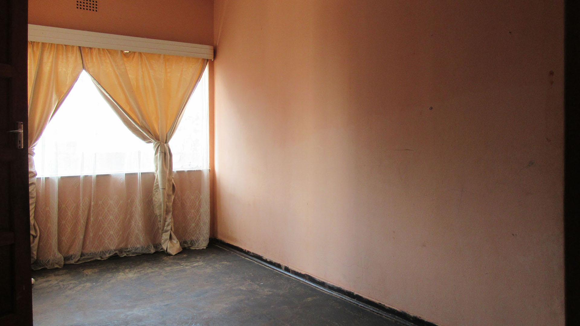 Lounges - 9 square meters of property in Luipaardsvlei