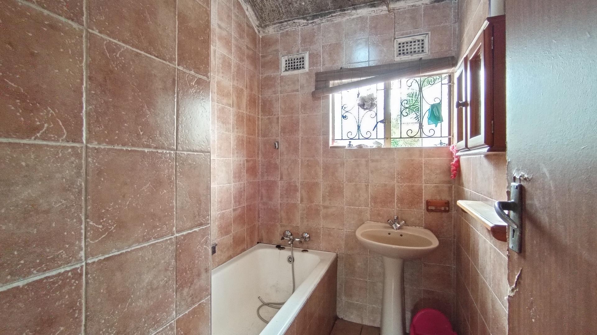 Bathroom 1 - 7 square meters of property in Sea View 