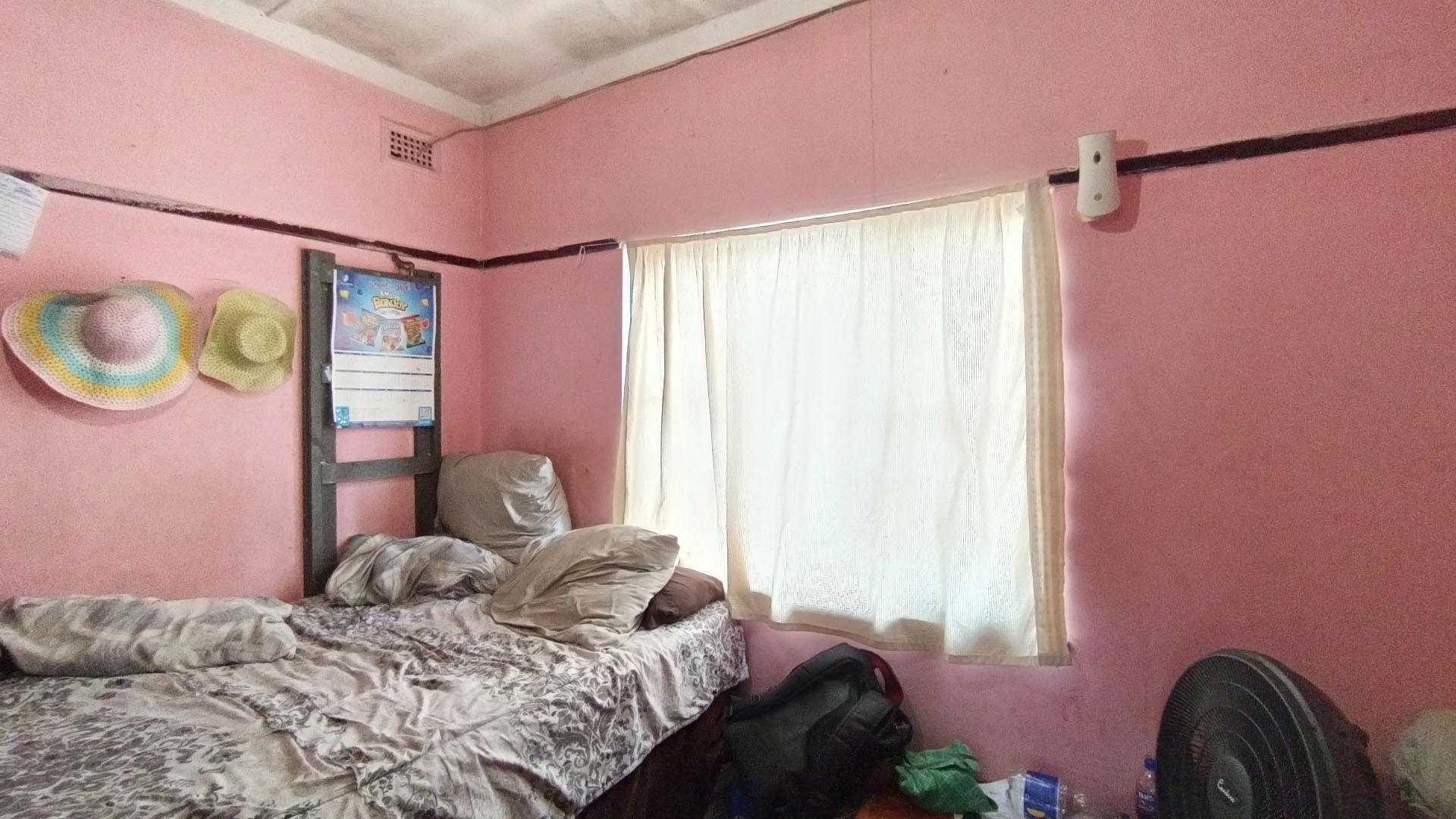 Bed Room 1 - 13 square meters of property in Sea View 