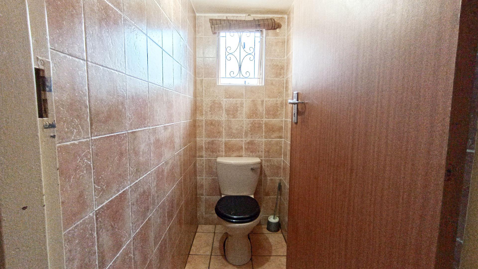Bathroom 1 - 7 square meters of property in Sea View 
