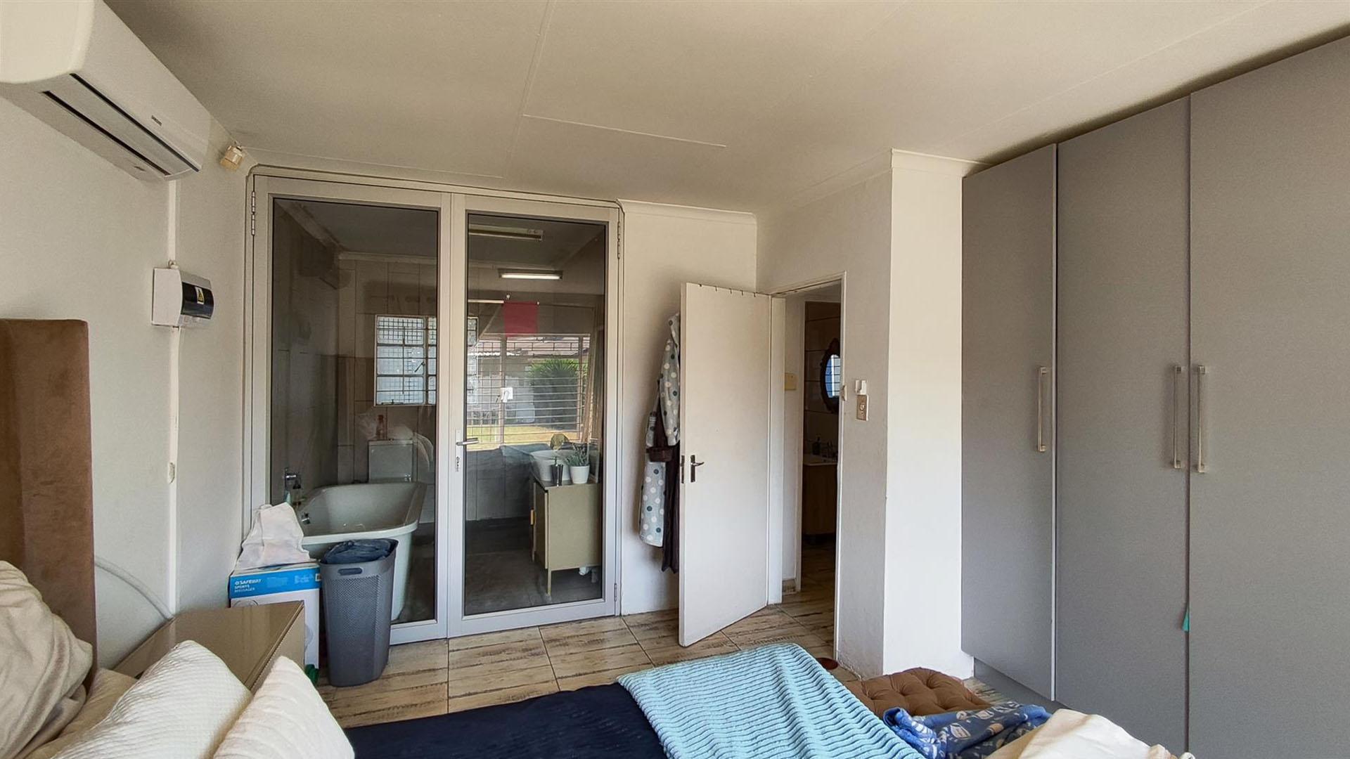 Main Bedroom - 14 square meters of property in Eastleigh