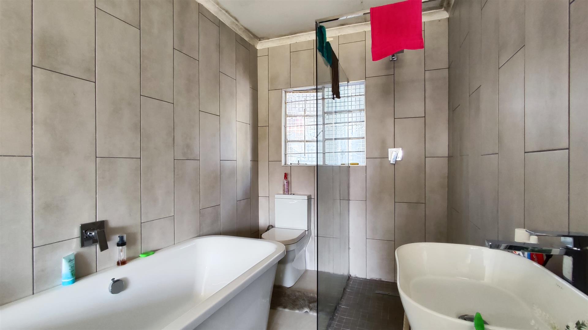 Main Bathroom - 6 square meters of property in Eastleigh