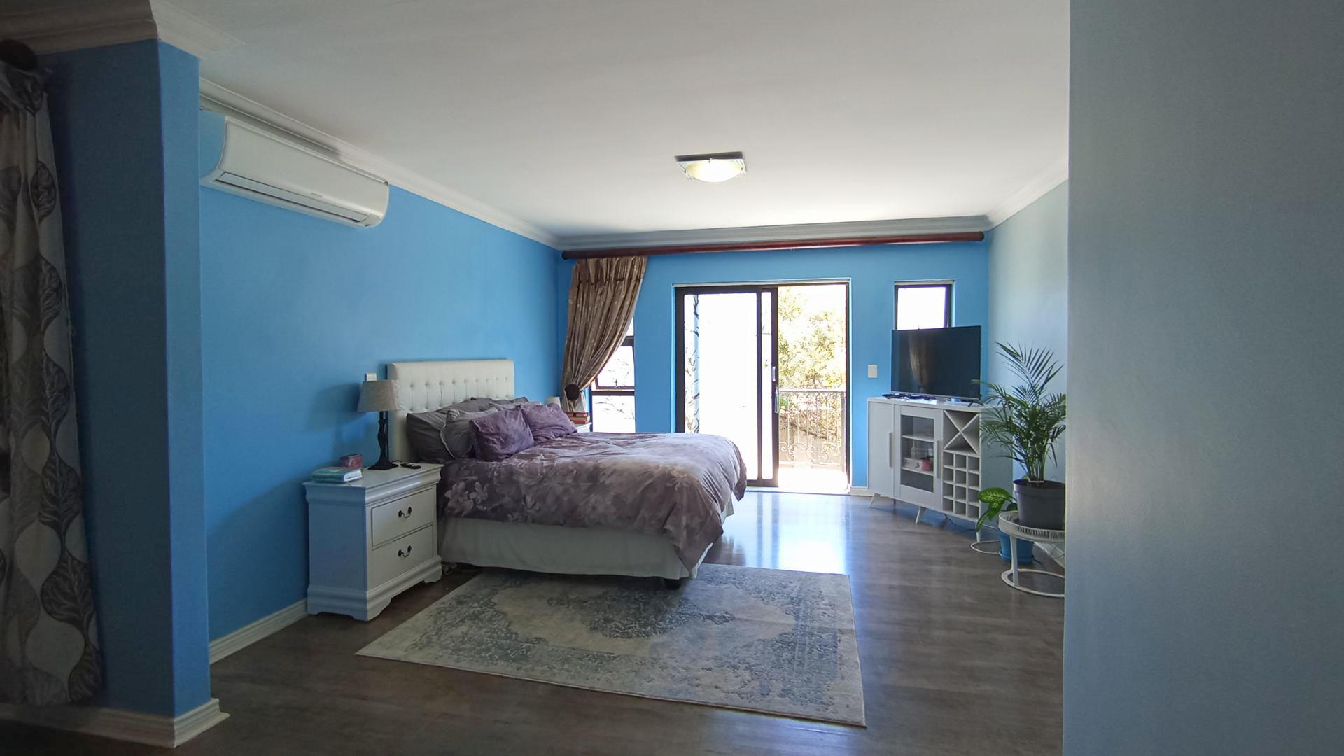 Main Bedroom - 22 square meters of property in The Wilds Estate