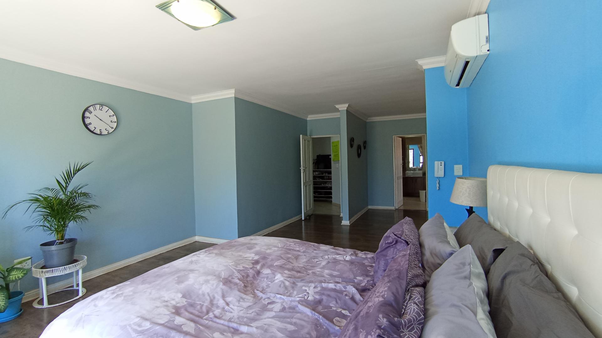 Main Bedroom - 22 square meters of property in The Wilds Estate