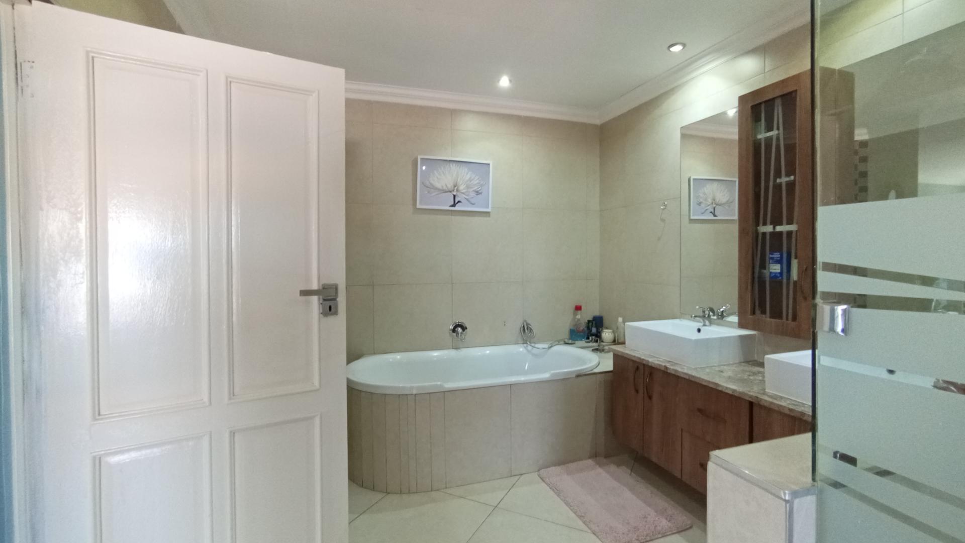 Main Bathroom - 20 square meters of property in The Wilds Estate