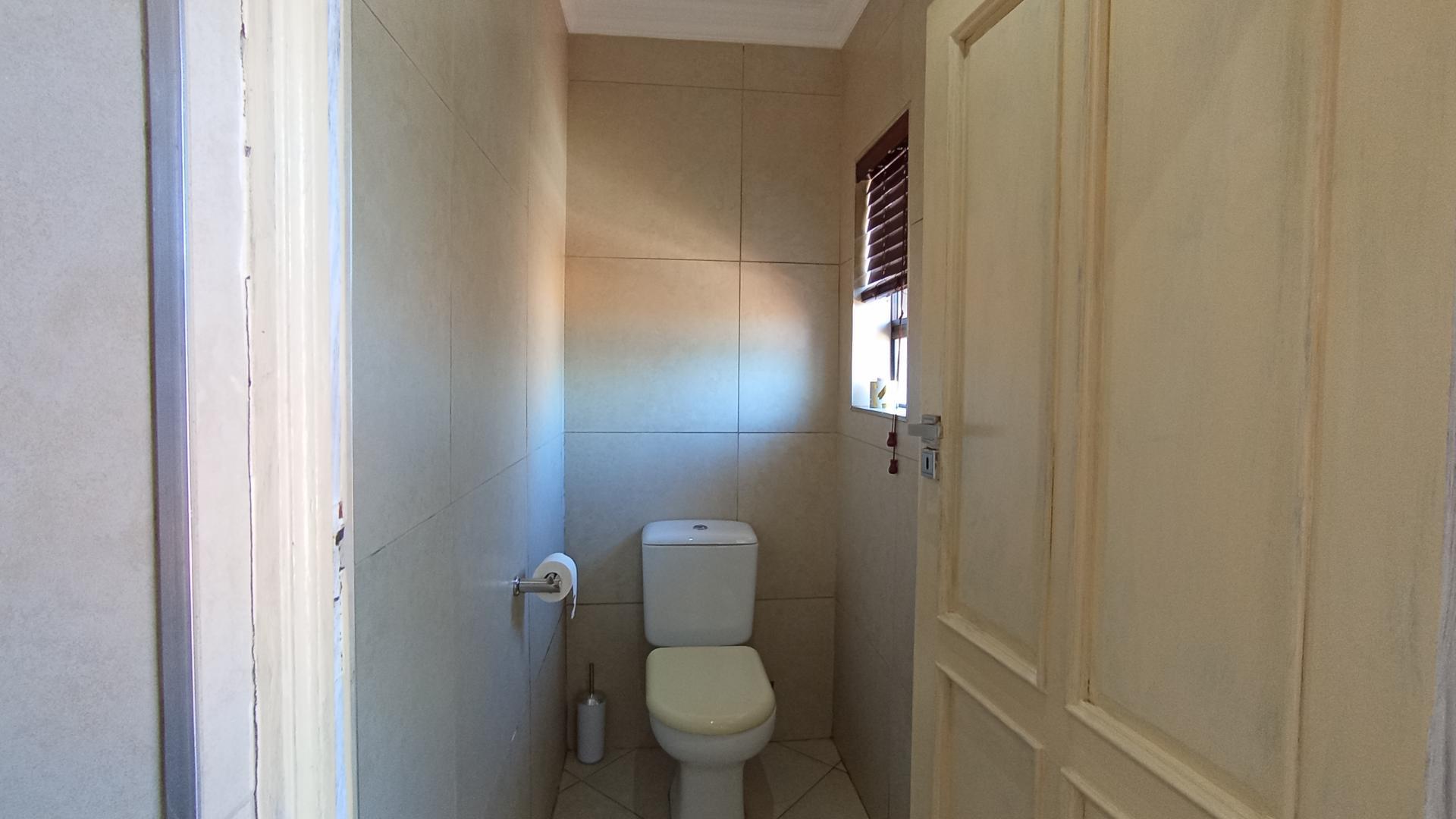 Main Bathroom - 20 square meters of property in The Wilds Estate