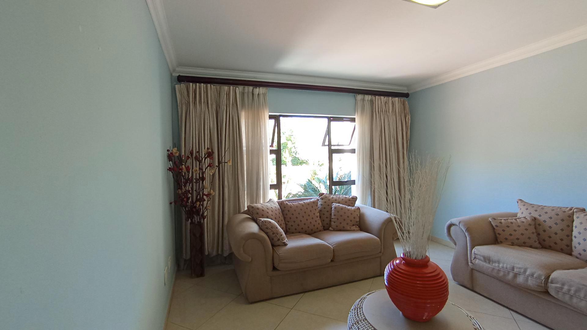 Lounges - 23 square meters of property in The Wilds Estate