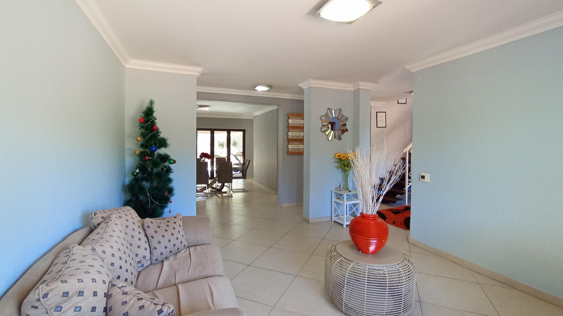 Lounges - 23 square meters of property in The Wilds Estate