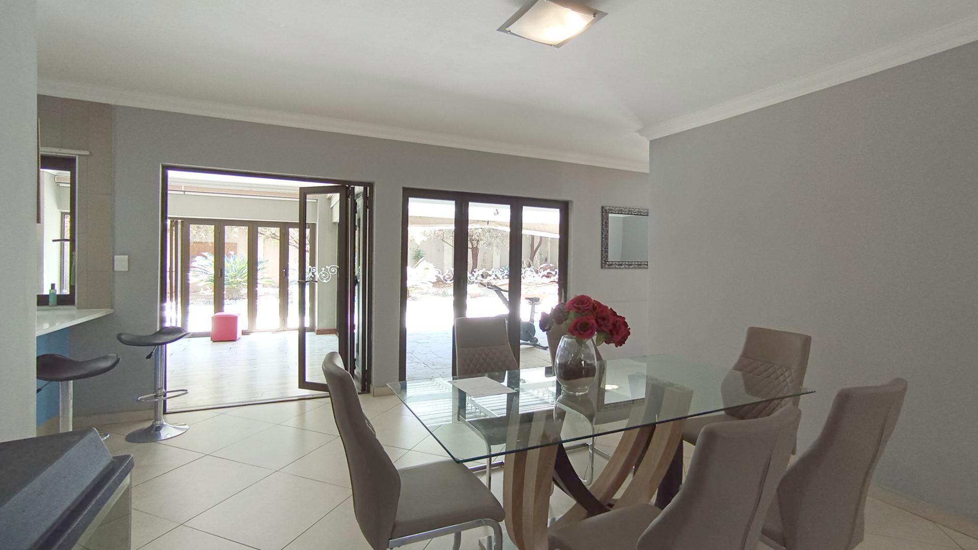 Dining Room - 25 square meters of property in The Wilds Estate