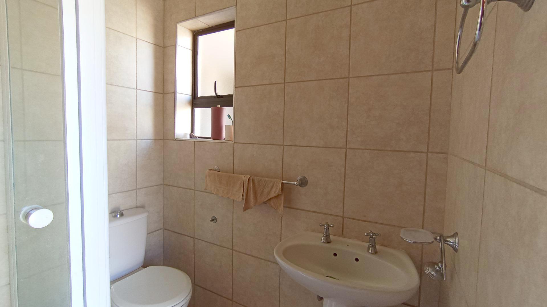 Bathroom 3+ - 4 square meters of property in The Wilds Estate