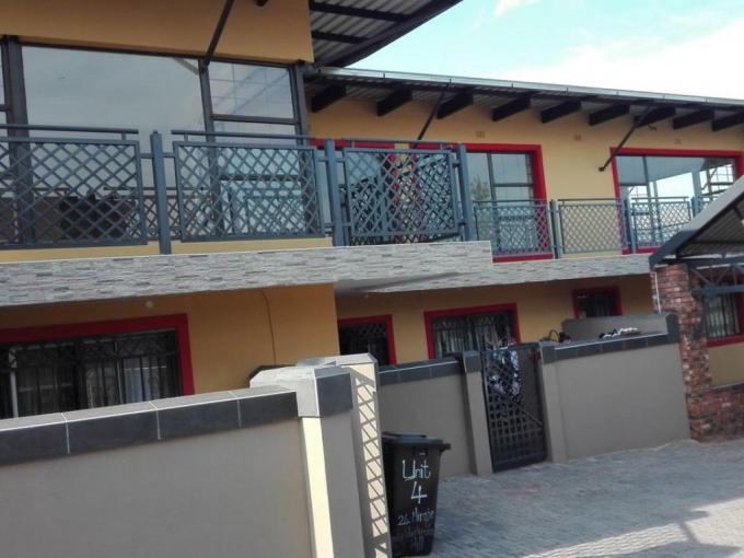 4 Bedroom House to Rent in Helderkruin - Property to rent - MR692652