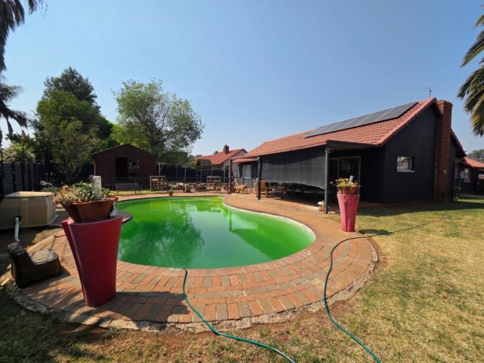 3 Bedroom Simplex for Sale For Sale in Brackendowns - MR692701