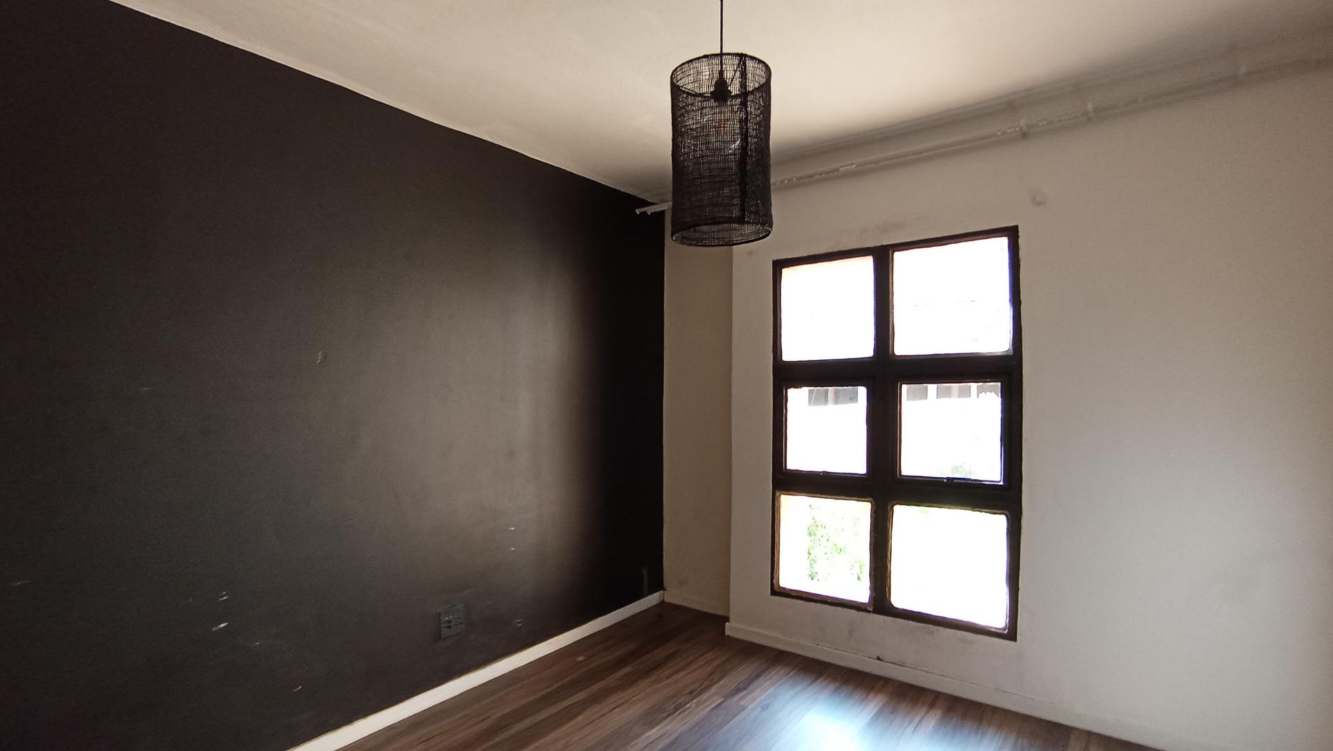 Main Bedroom - 14 square meters of property in Houghton Estate