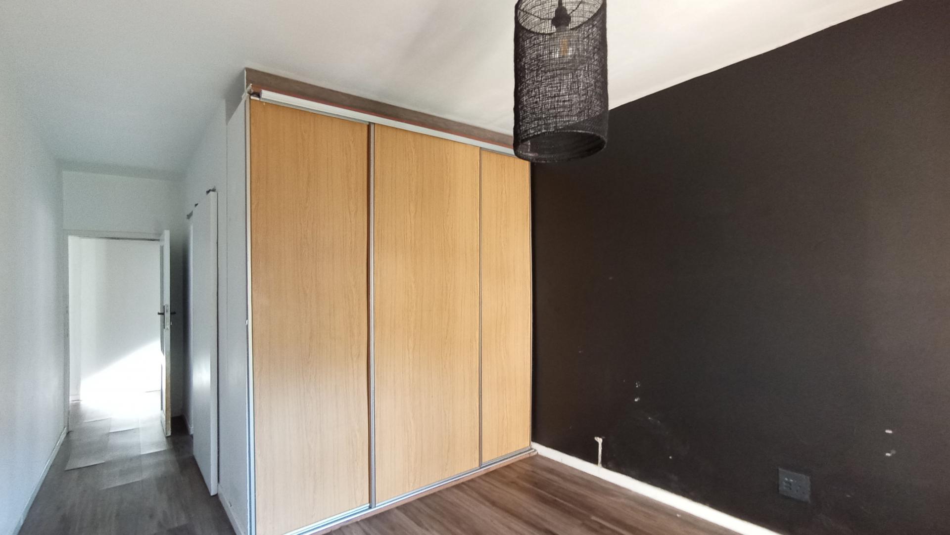 Main Bedroom - 14 square meters of property in Houghton Estate