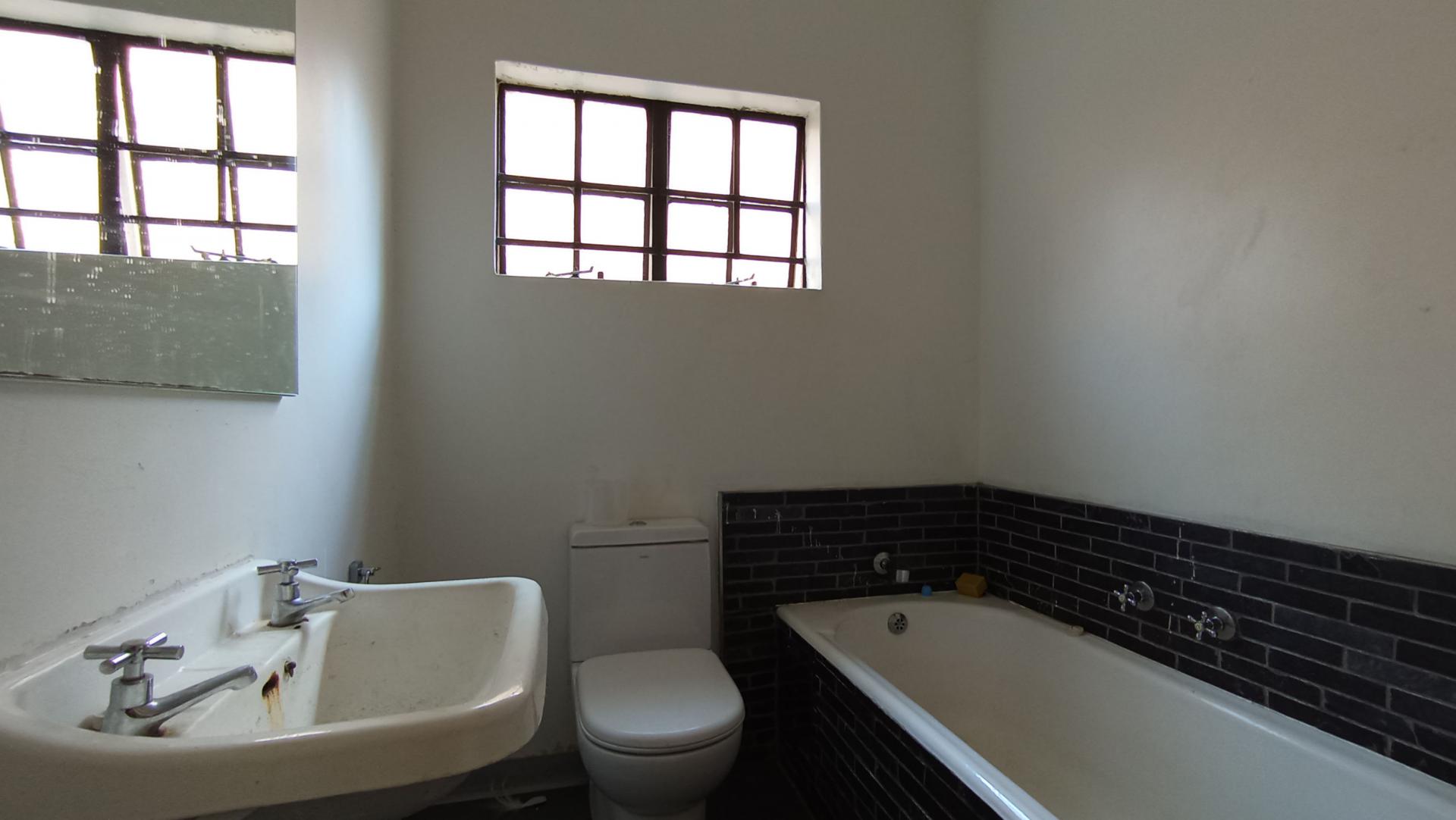 Main Bathroom - 3 square meters of property in Houghton Estate